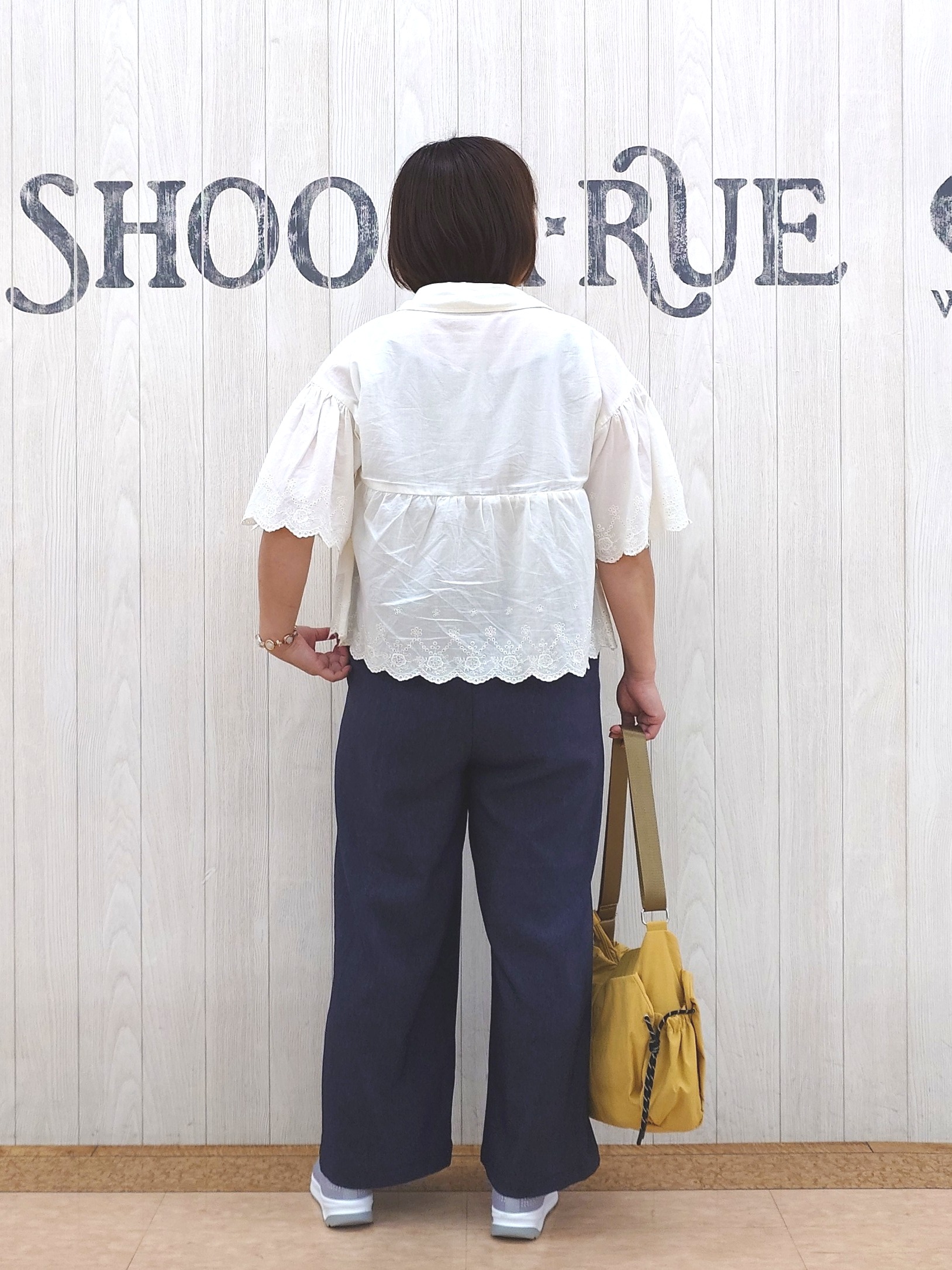 とろろさんの「SHOO･LA･RUE｜【洗濯機可/綿100％/体型カバー】刺繍レースがこなれ見え 二の腕が隠せる ペプラムブラウス」を使ったコーディネート