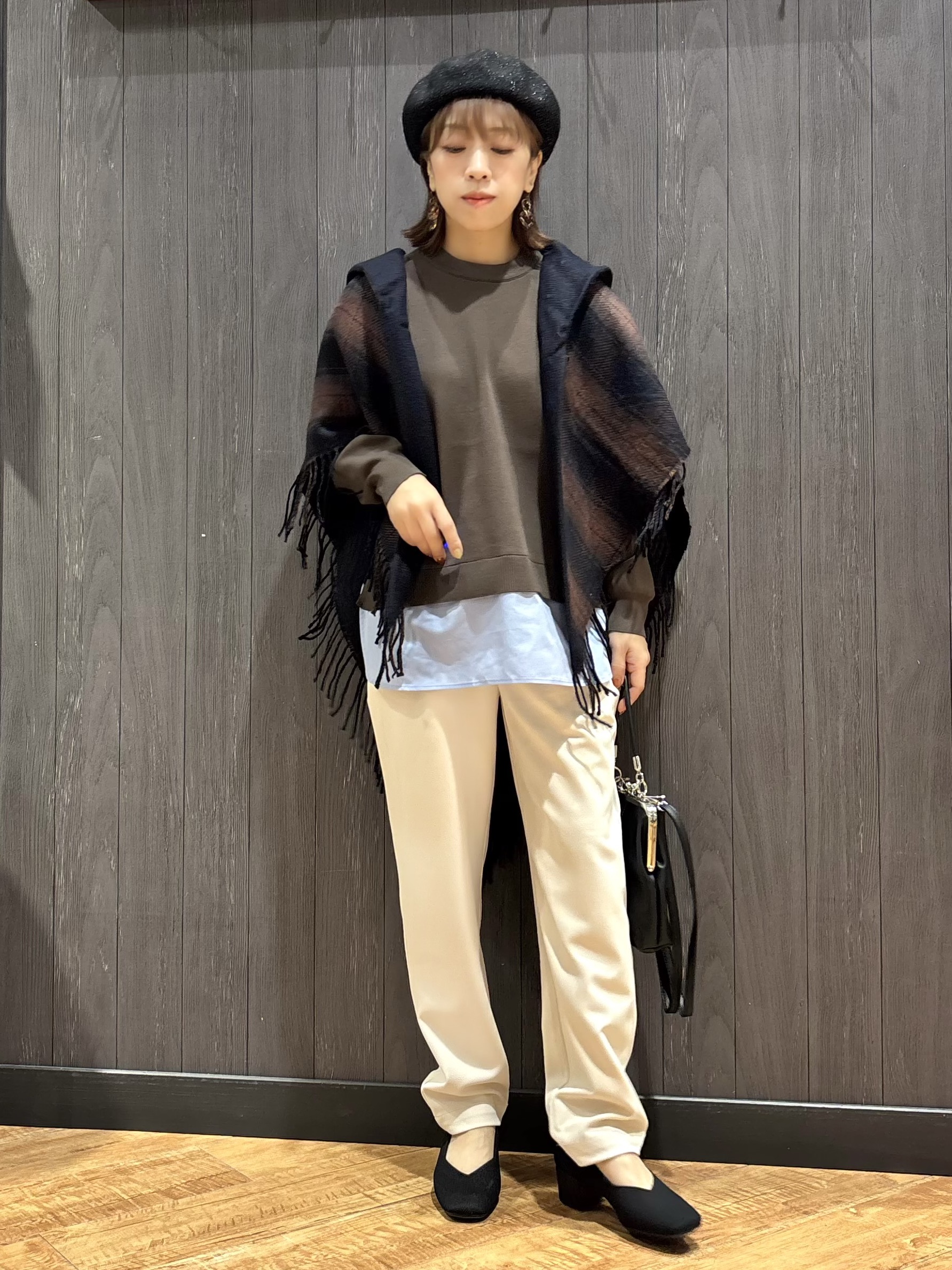 meiさんの「SHOO･LA･RUE｜【リバーシブル】チェック&times;無地ケープ」を使ったコーディネート