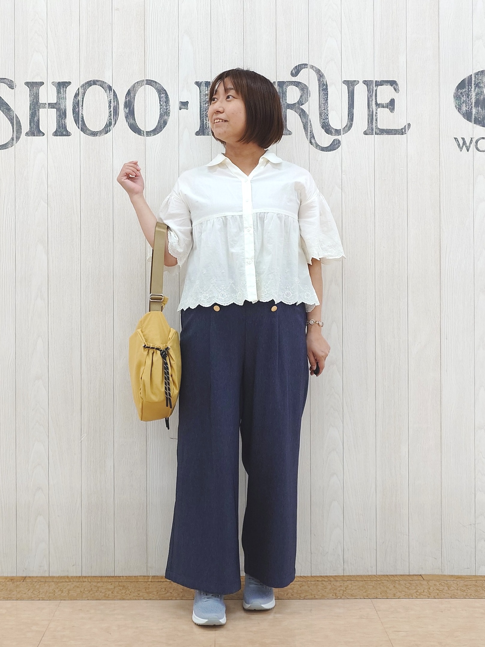とろろさんの「SHOO･LA･RUE｜【洗濯機可/綿100％/体型カバー】刺繍レースがこなれ見え 二の腕が隠せる ペプラムブラウス」を使ったコーディネート