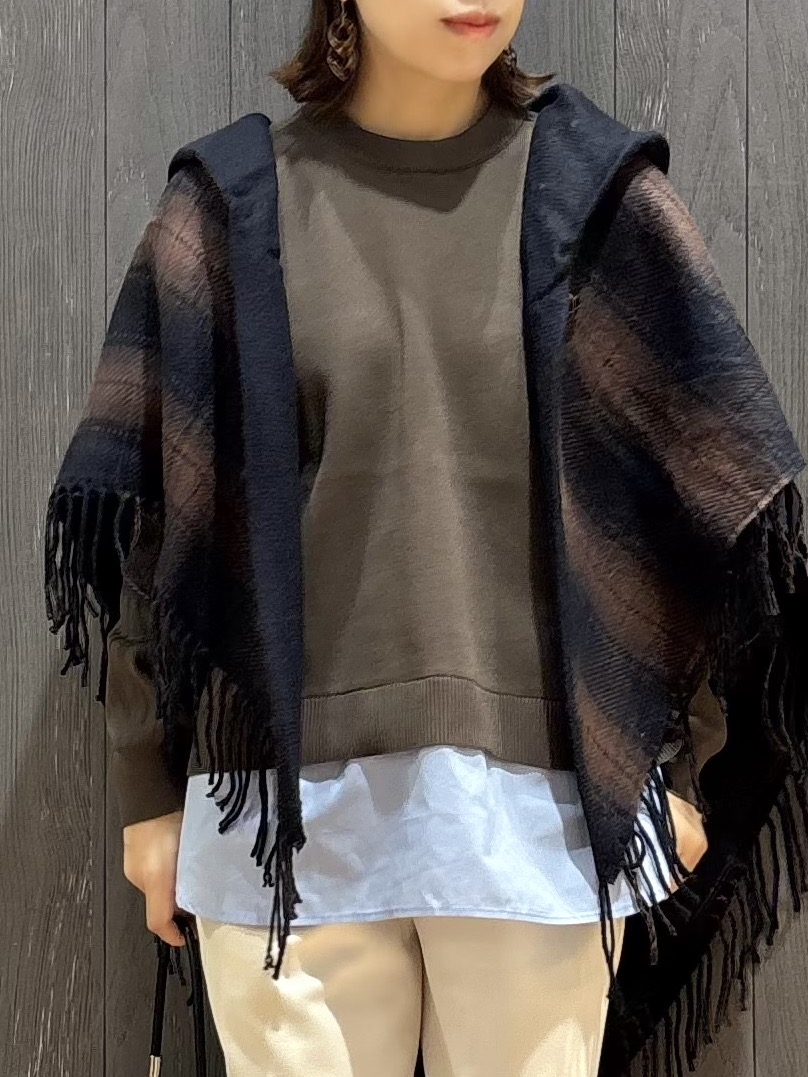 meiさんの「SHOO･LA･RUE｜【リバーシブル】チェック&times;無地ケープ」を使ったコーディネート