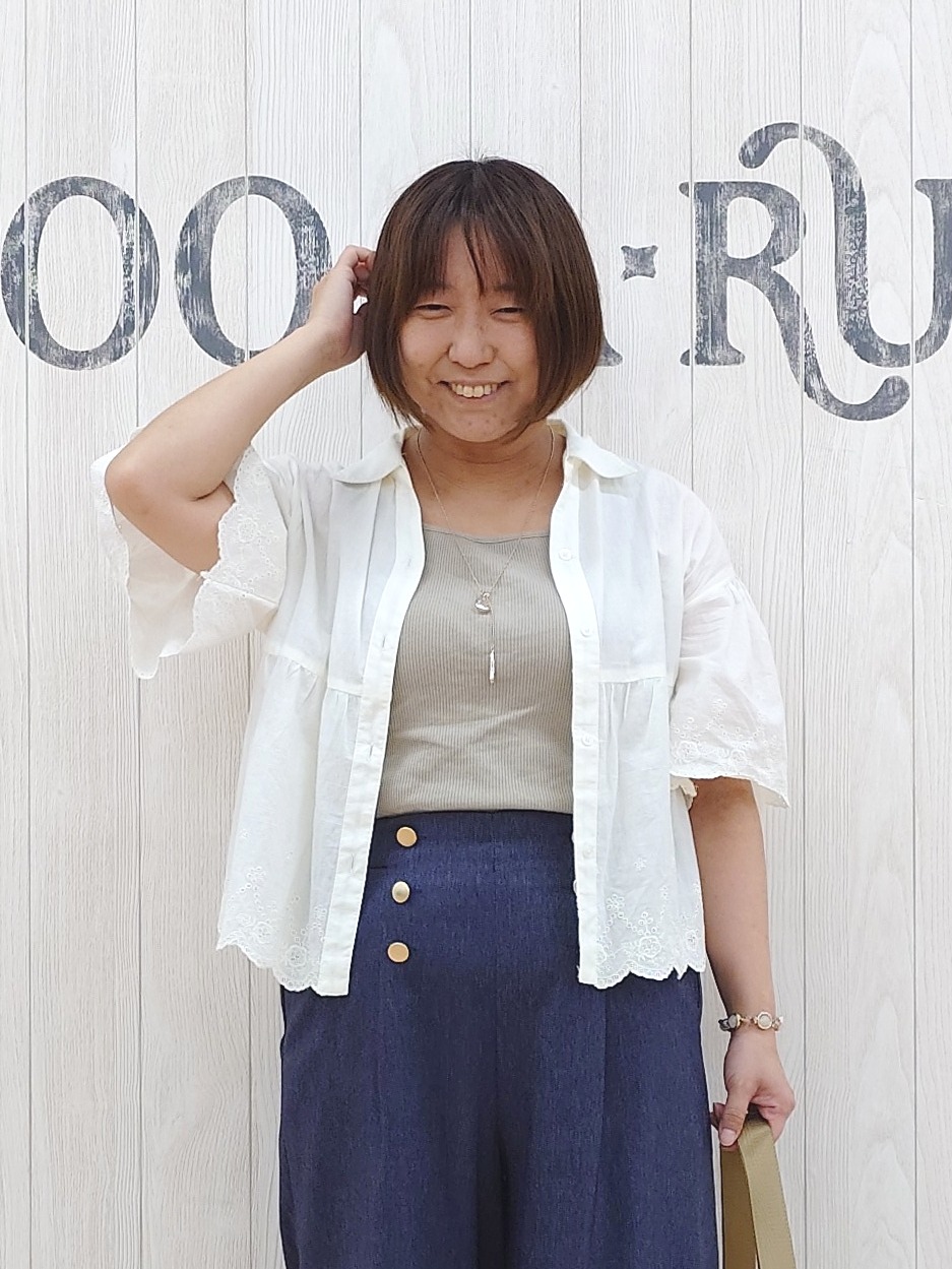 とろろさんの「SHOO･LA･RUE｜【洗濯機可/綿100％/体型カバー】刺繍レースがこなれ見え 二の腕が隠せる ペプラムブラウス」を使ったコーディネート