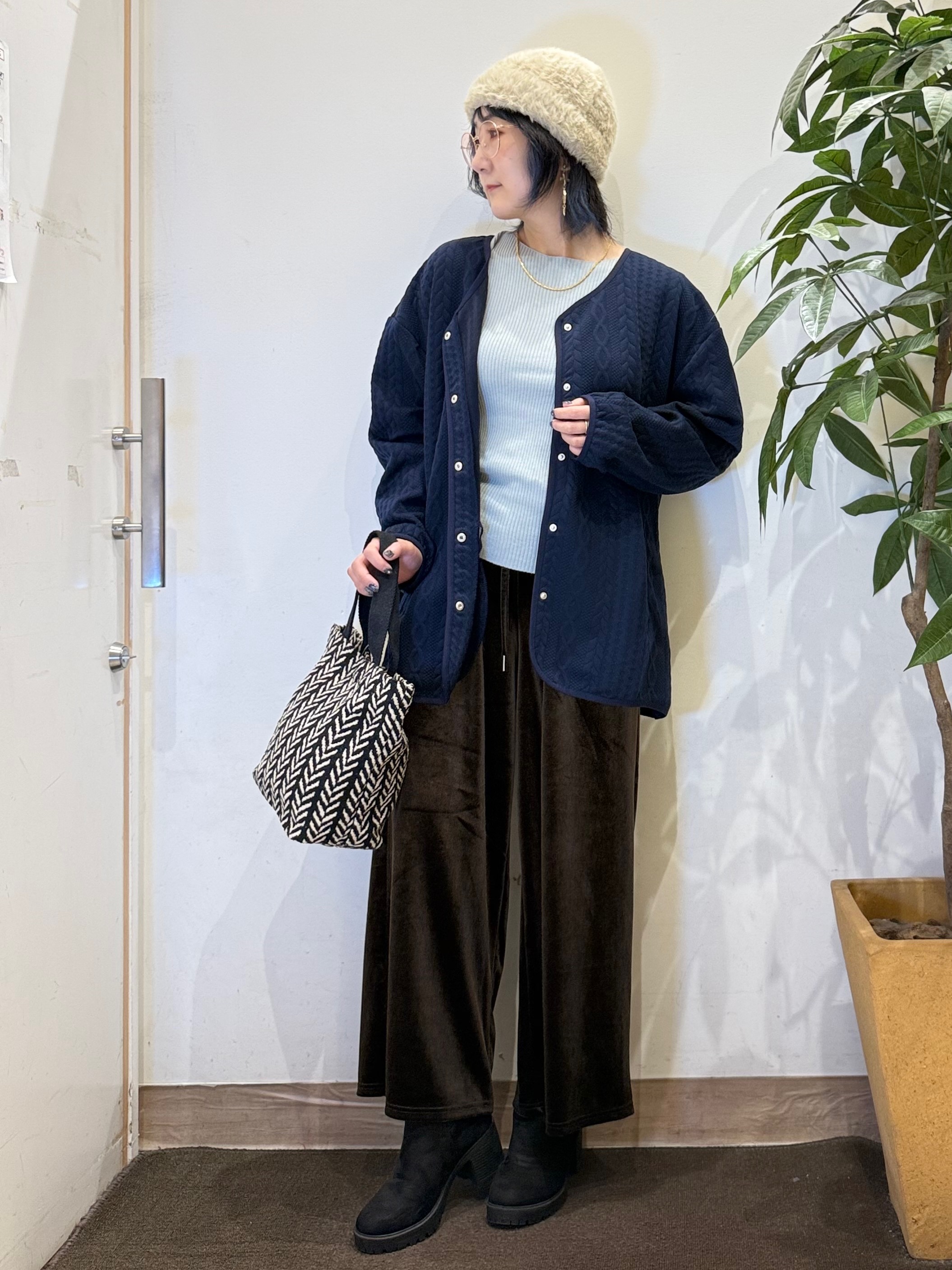 misakiさんの「SHOO･LA･RUE｜【S-LL/体型カバー】ヒップが隠れる ラインジャカード Vネックカーディガン」を使ったコーディネート