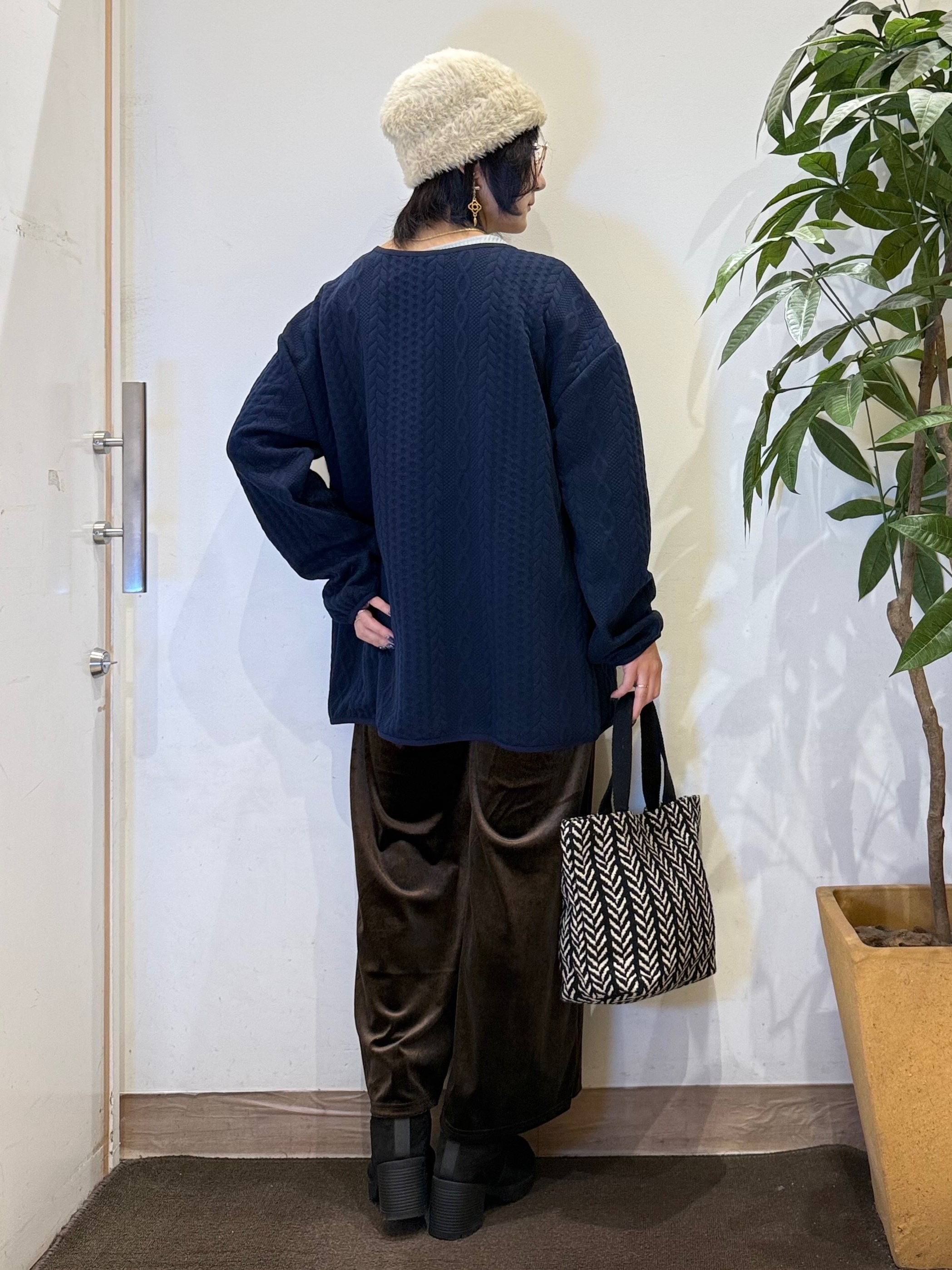 misakiさんの「SHOO･LA･RUE｜【S-LL/体型カバー】ヒップが隠れる ラインジャカード Vネックカーディガン」を使ったコーディネート