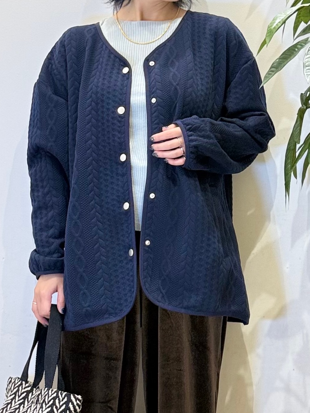 misakiさんの「SHOO･LA･RUE｜【S-LL/体型カバー】ヒップが隠れる ラインジャカード Vネックカーディガン」を使ったコーディネート
