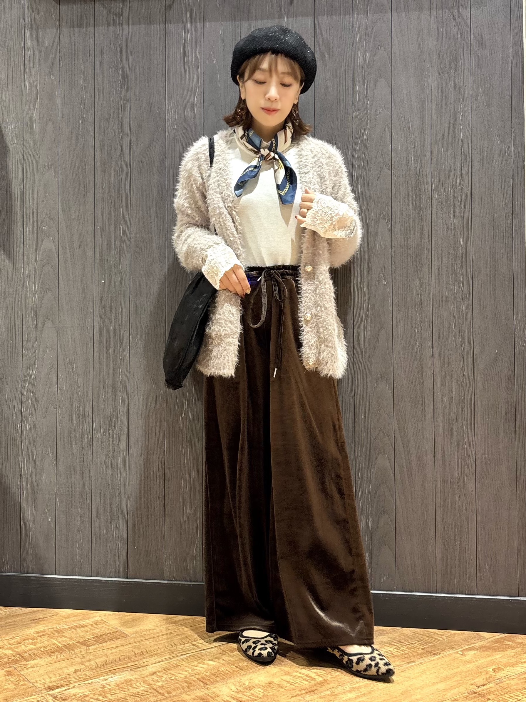 meiさんの「SHOO･LA･RUE｜【洗濯機可】ふわふわフェザーⅤネックカーディガン」を使ったコーディネート
