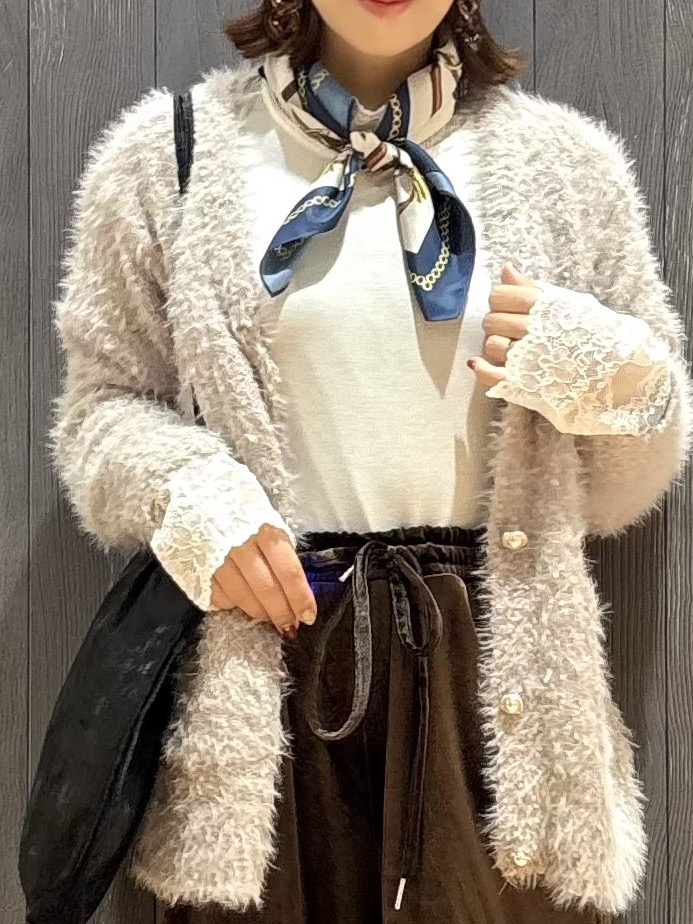 meiさんの「SHOO･LA･RUE｜【洗濯機可】ふわふわフェザーⅤネックカーディガン」を使ったコーディネート