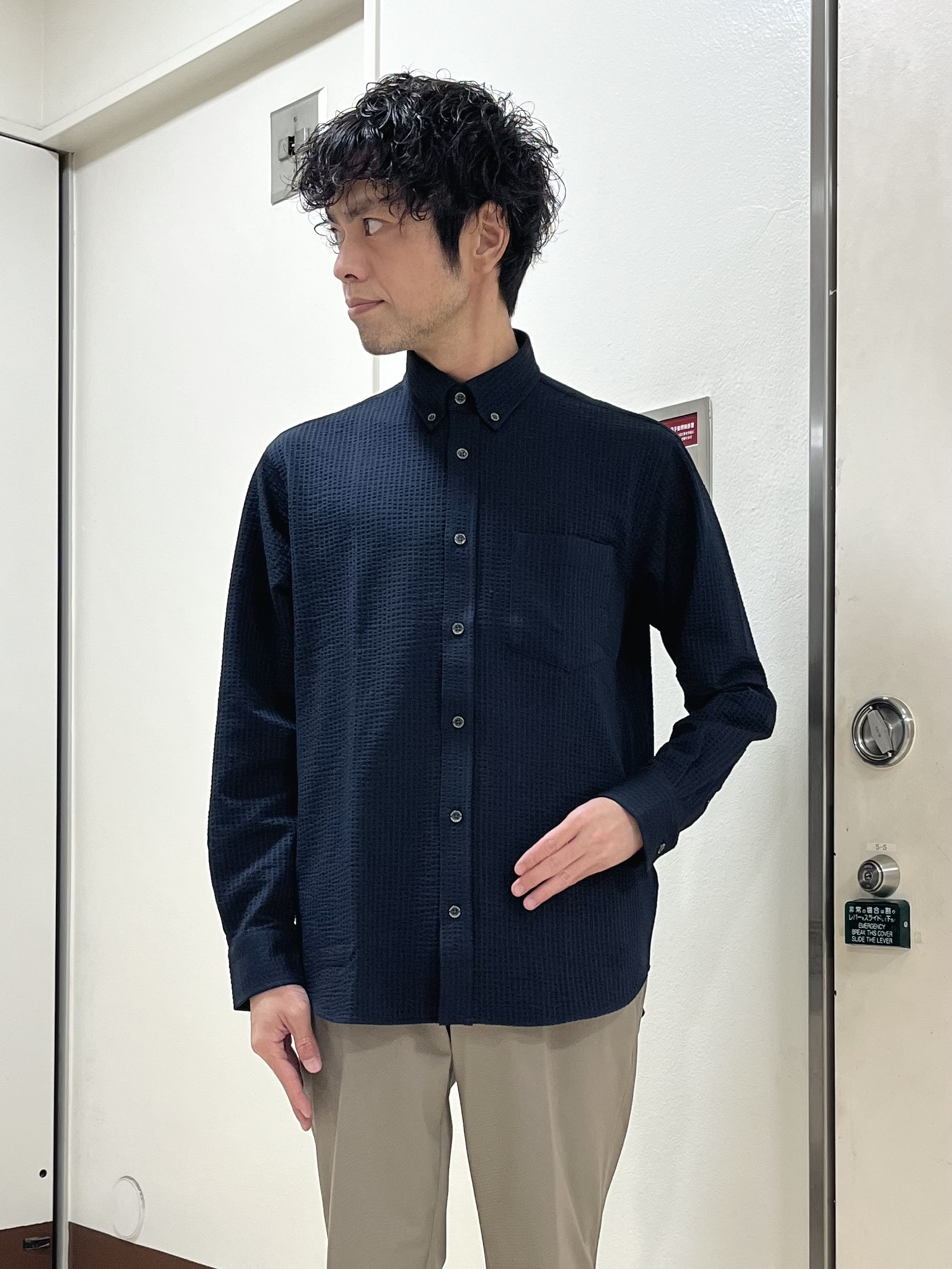 URAさんの「TAKEO KIKUCHI｜【抗菌防臭/シーズンレス】シアサッカー ジャージシャツ」を使ったコーディネート