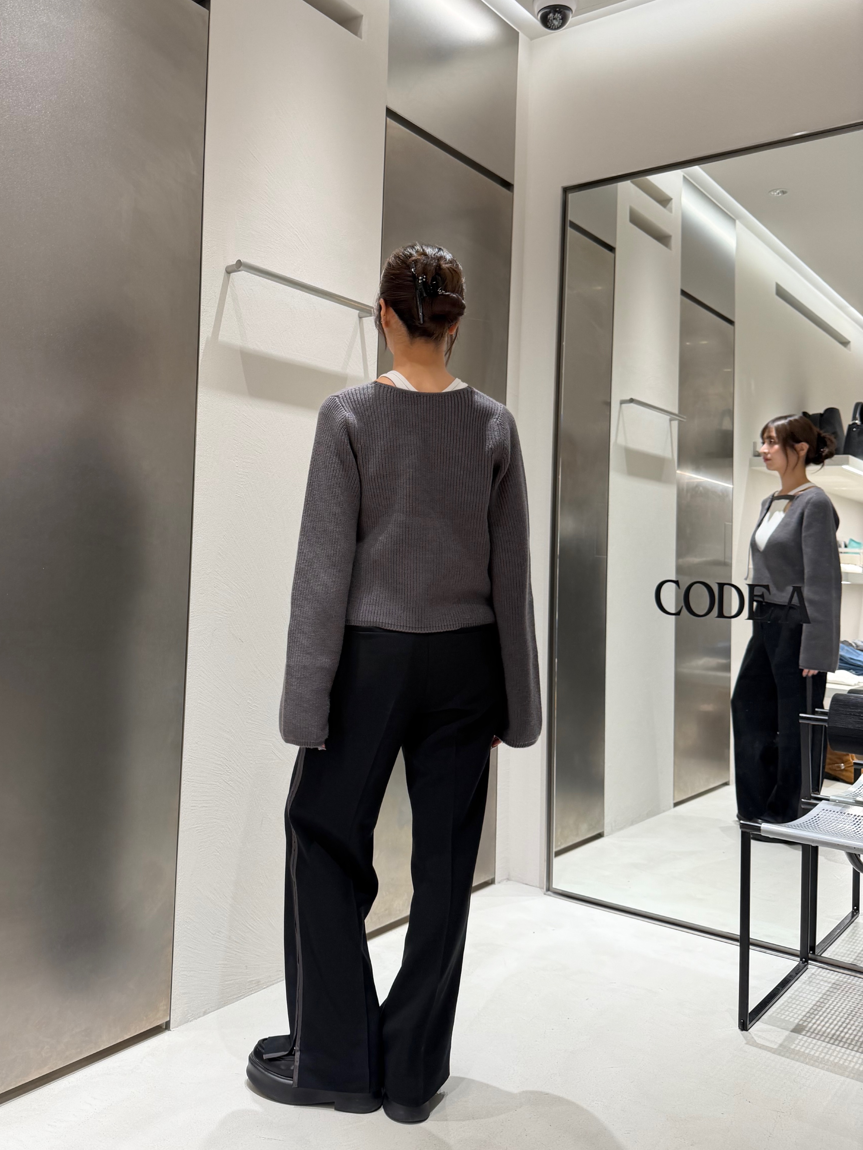kanamiさんの「CODE A｜deep V form knit」を使ったコーディネート