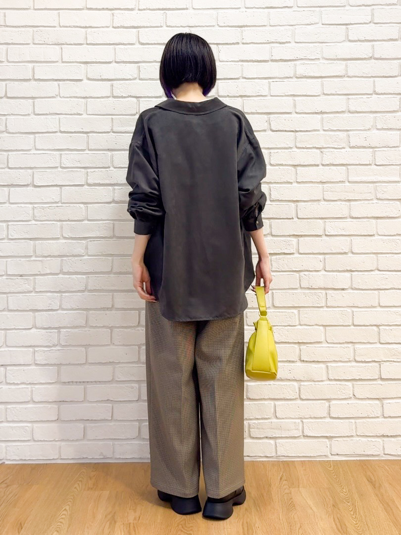 𝐜𝐡𝐢𝐤𝐚さんの「SHOO･LA･RUE｜【S-LL/洗濯機可】なめらかさが心地いい。スエード調ポケットシャツ」を使ったコーディネート