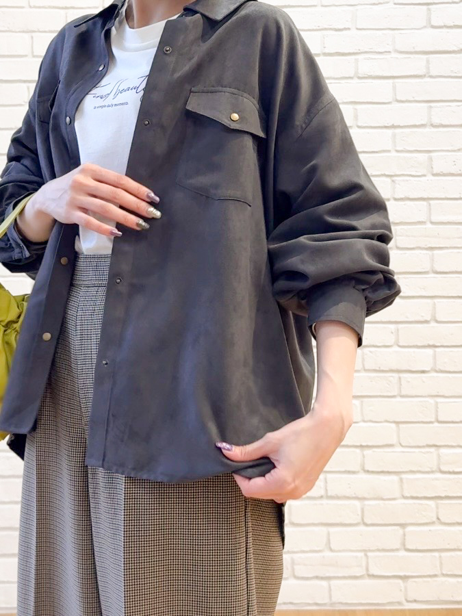 𝐜𝐡𝐢𝐤𝐚さんの「SHOO･LA･RUE｜【S-LL/洗濯機可】なめらかさが心地いい。スエード調ポケットシャツ」を使ったコーディネート