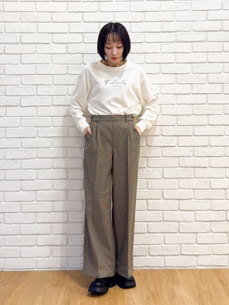 𝐜𝐡𝐢𝐤𝐚さんの「SHOO･LA･RUE｜【S-LL/洗濯機可】なめらかさが心地いい。スエード調ポケットシャツ」を使ったコーディネート