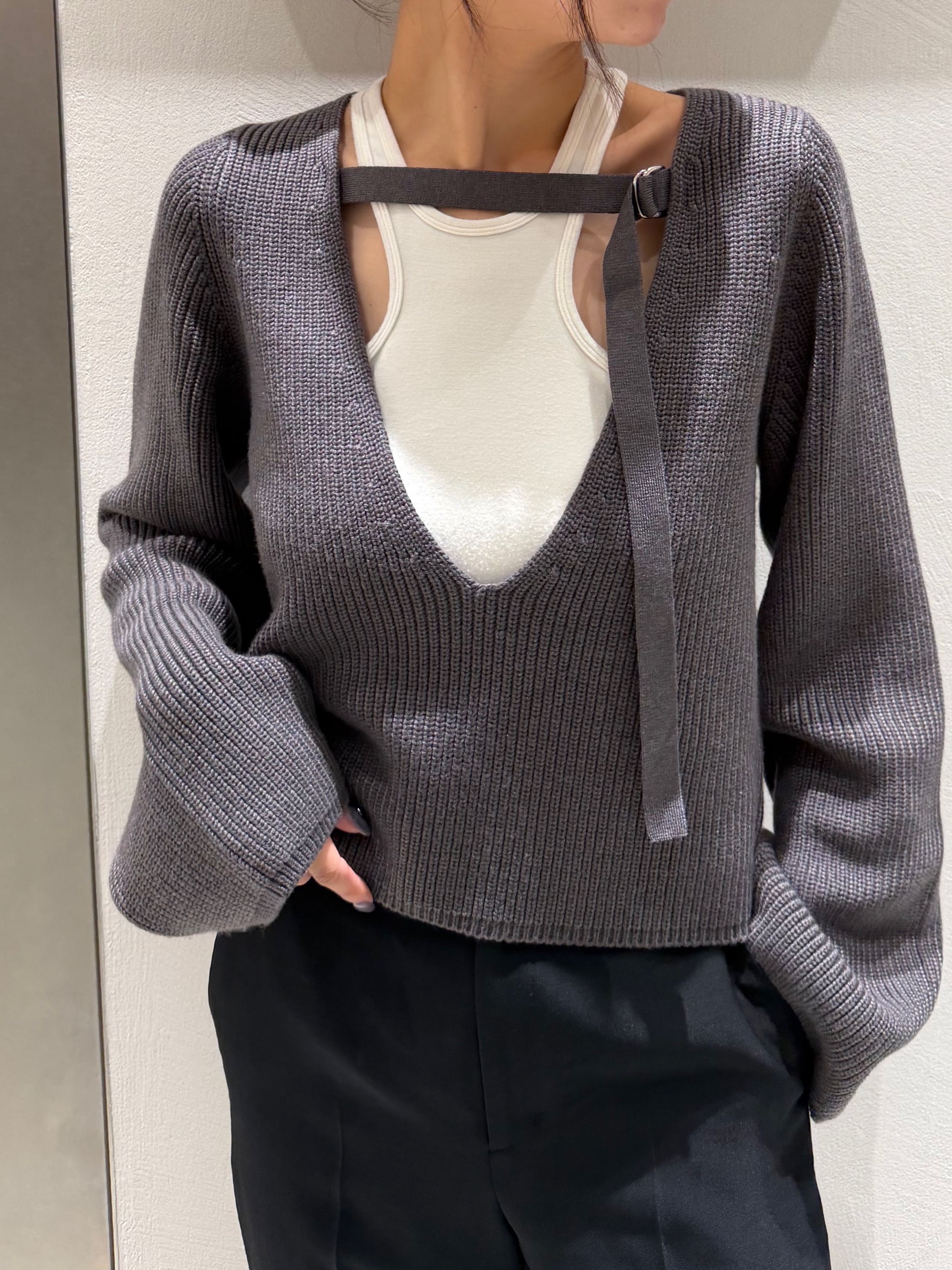 kanamiさんの「CODE A｜deep V form knit」を使ったコーディネート