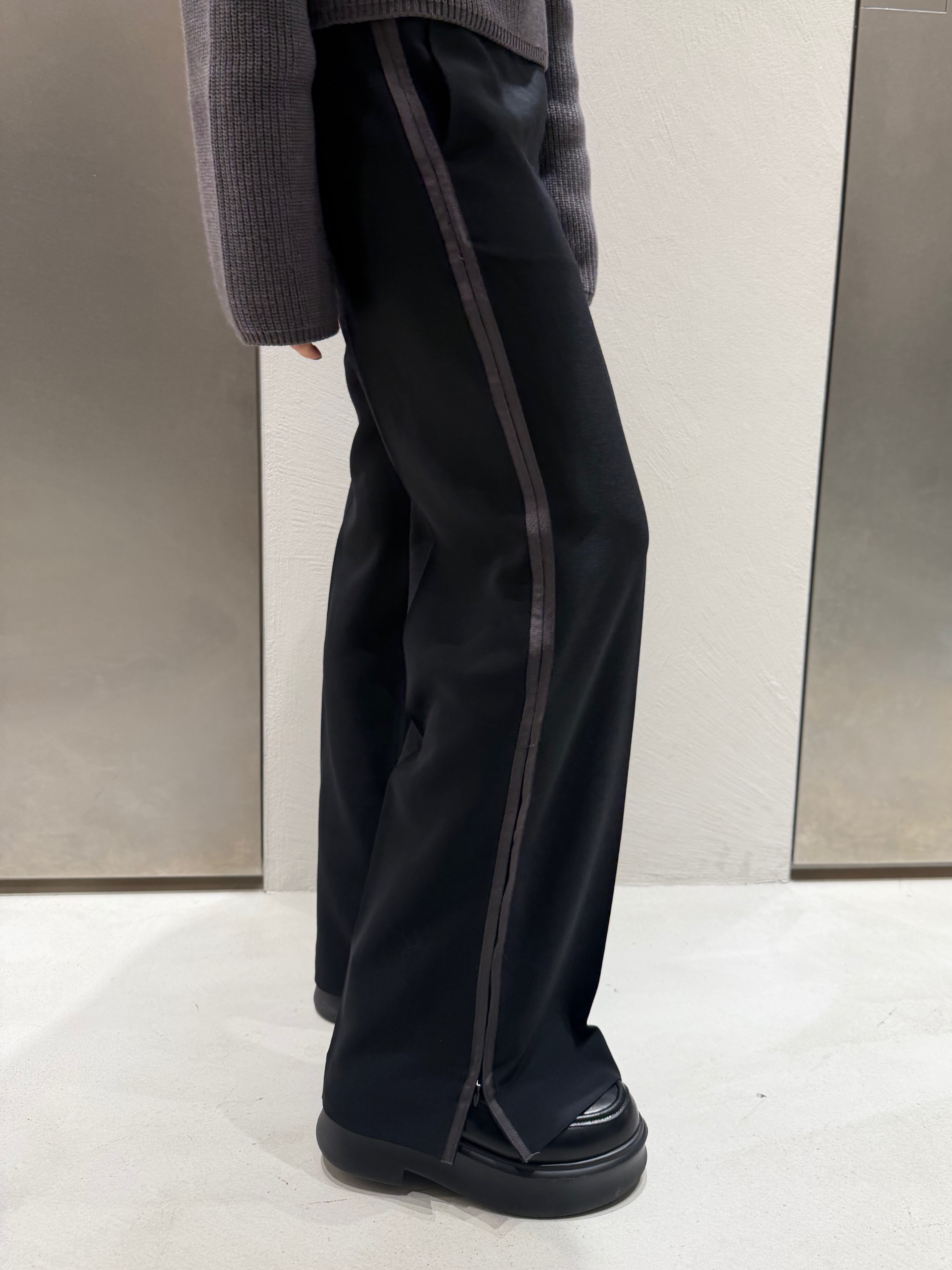 kanamiさんの「CODE A｜deep V form knit」を使ったコーディネート