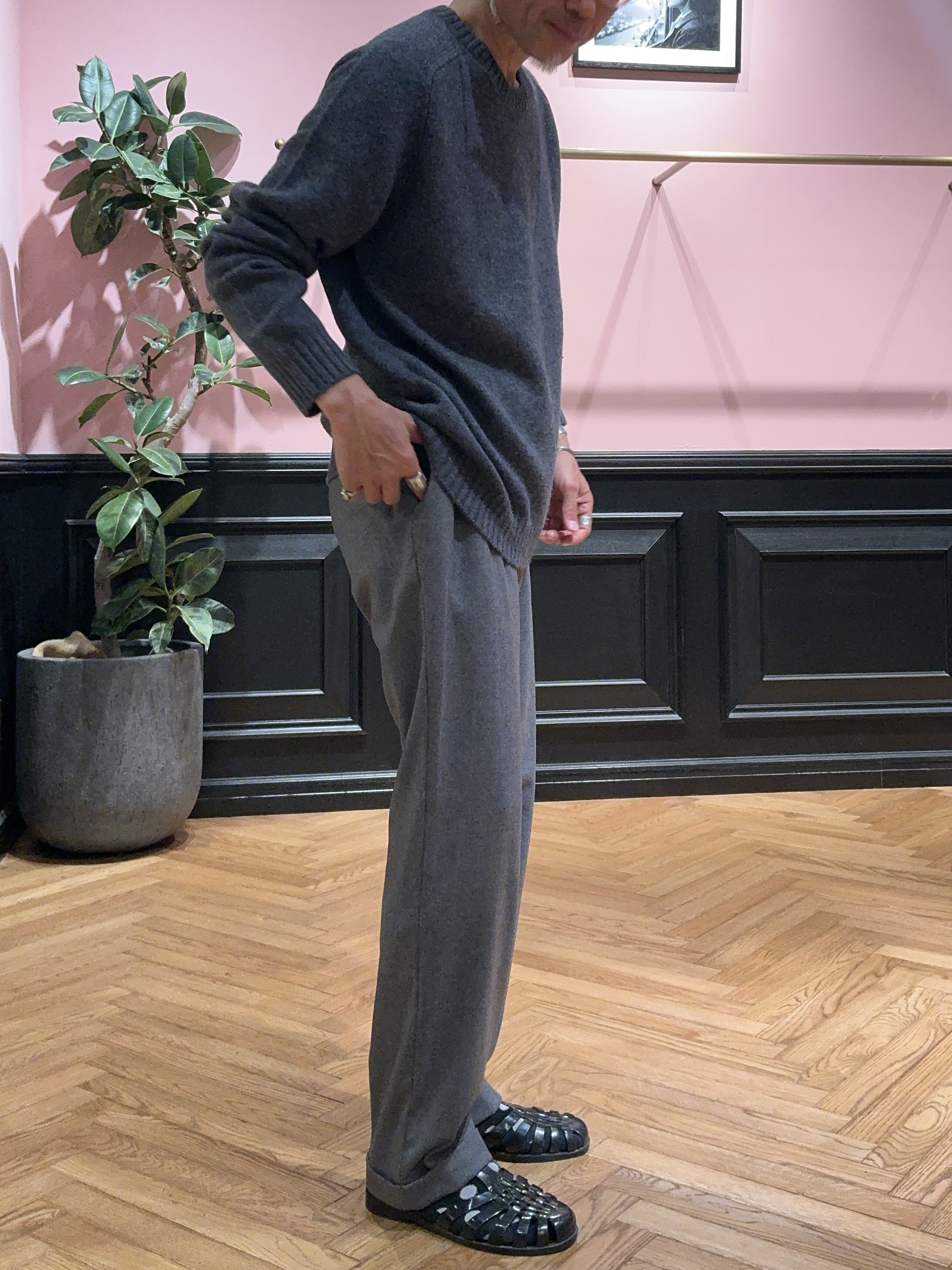 torigoeさんの「DRESSTERIOR｜【干場義雅&times;DRESSTERIOR】ウールカシミヤクルーネックニット」を使ったコーディネート