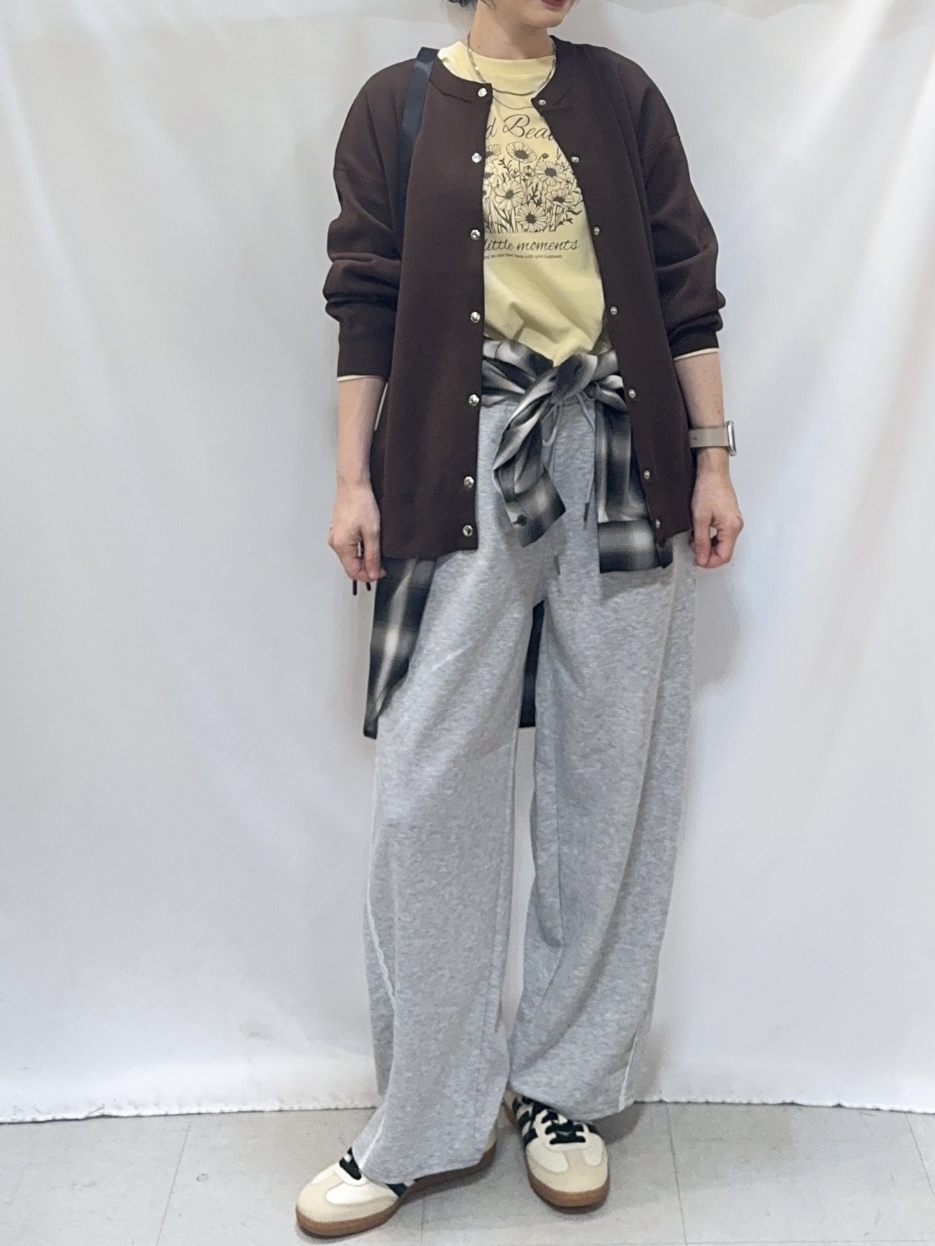𝐇𝐢𝐫𝐨𝐦𝐢さんの「SHOO･LA･RUE｜【セットアップ可/洗濯機可】軽やかに羽織れる スポンディッシュ ニットカーディガン」を使ったコーディネート