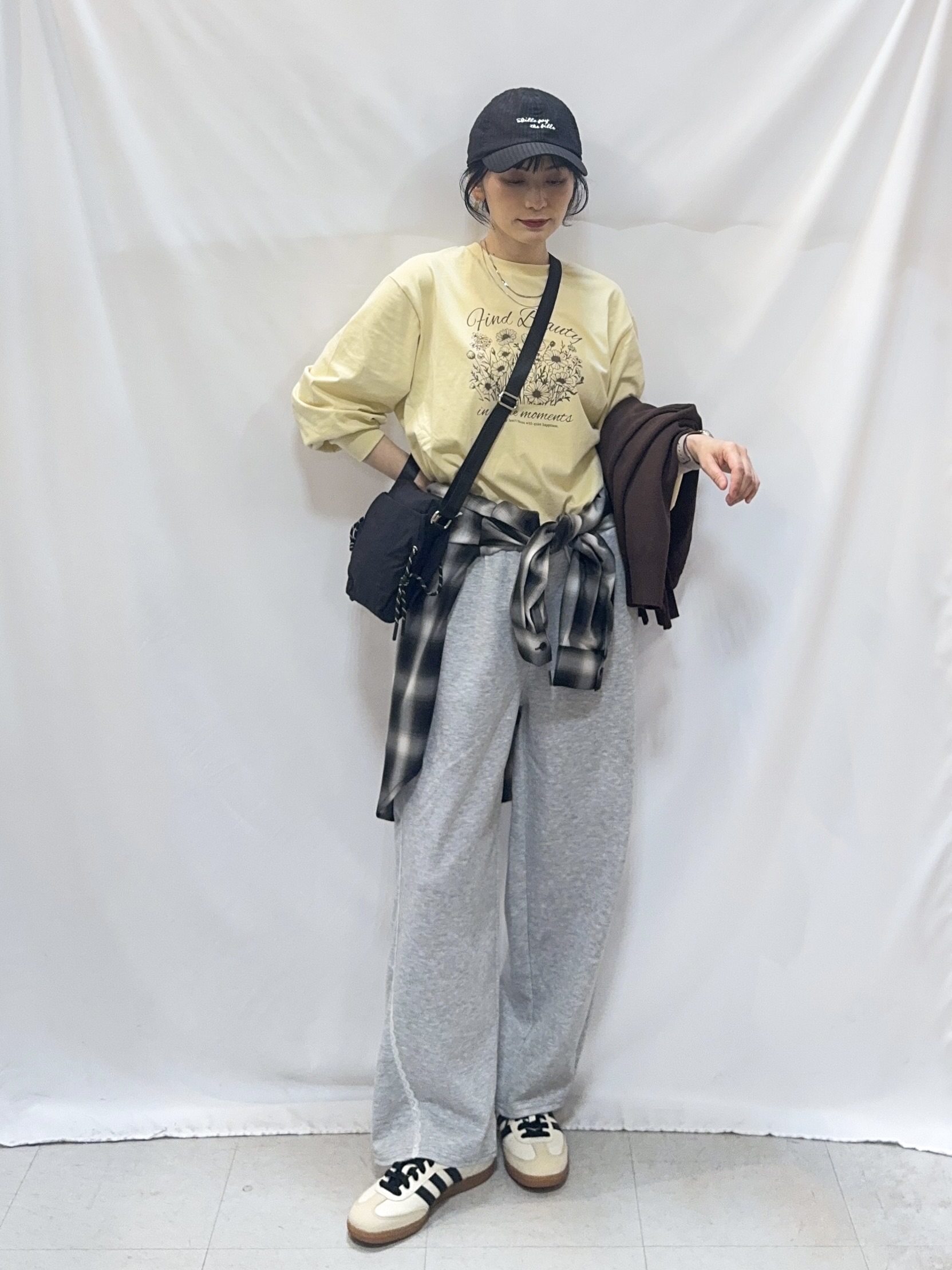 𝐇𝐢𝐫𝐨𝐦𝐢さんの「SHOO･LA･RUE｜【セットアップ可/洗濯機可】軽やかに羽織れる スポンディッシュ ニットカーディガン」を使ったコーディネート