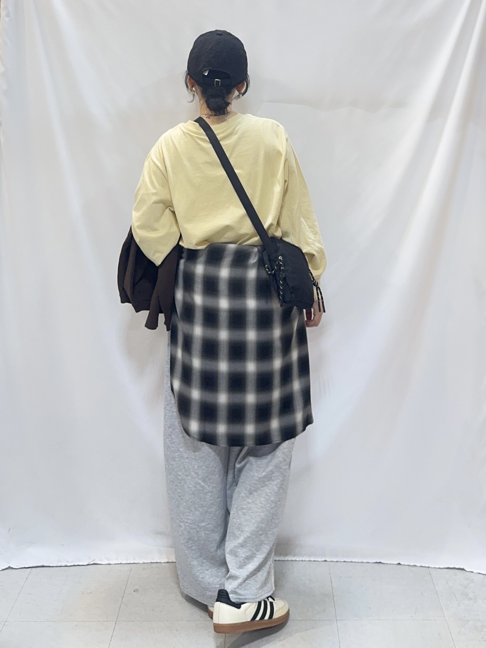 𝐇𝐢𝐫𝐨𝐦𝐢さんの「SHOO･LA･RUE｜【セットアップ可/洗濯機可】軽やかに羽織れる スポンディッシュ ニットカーディガン」を使ったコーディネート