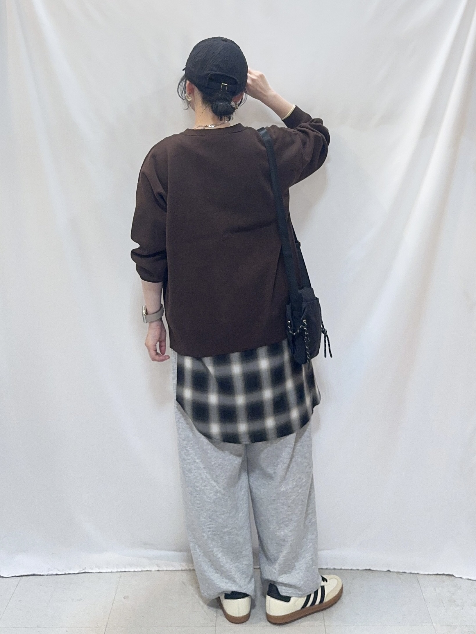 𝐇𝐢𝐫𝐨𝐦𝐢さんの「SHOO･LA･RUE｜【セットアップ可/洗濯機可】軽やかに羽織れる スポンディッシュ ニットカーディガン」を使ったコーディネート