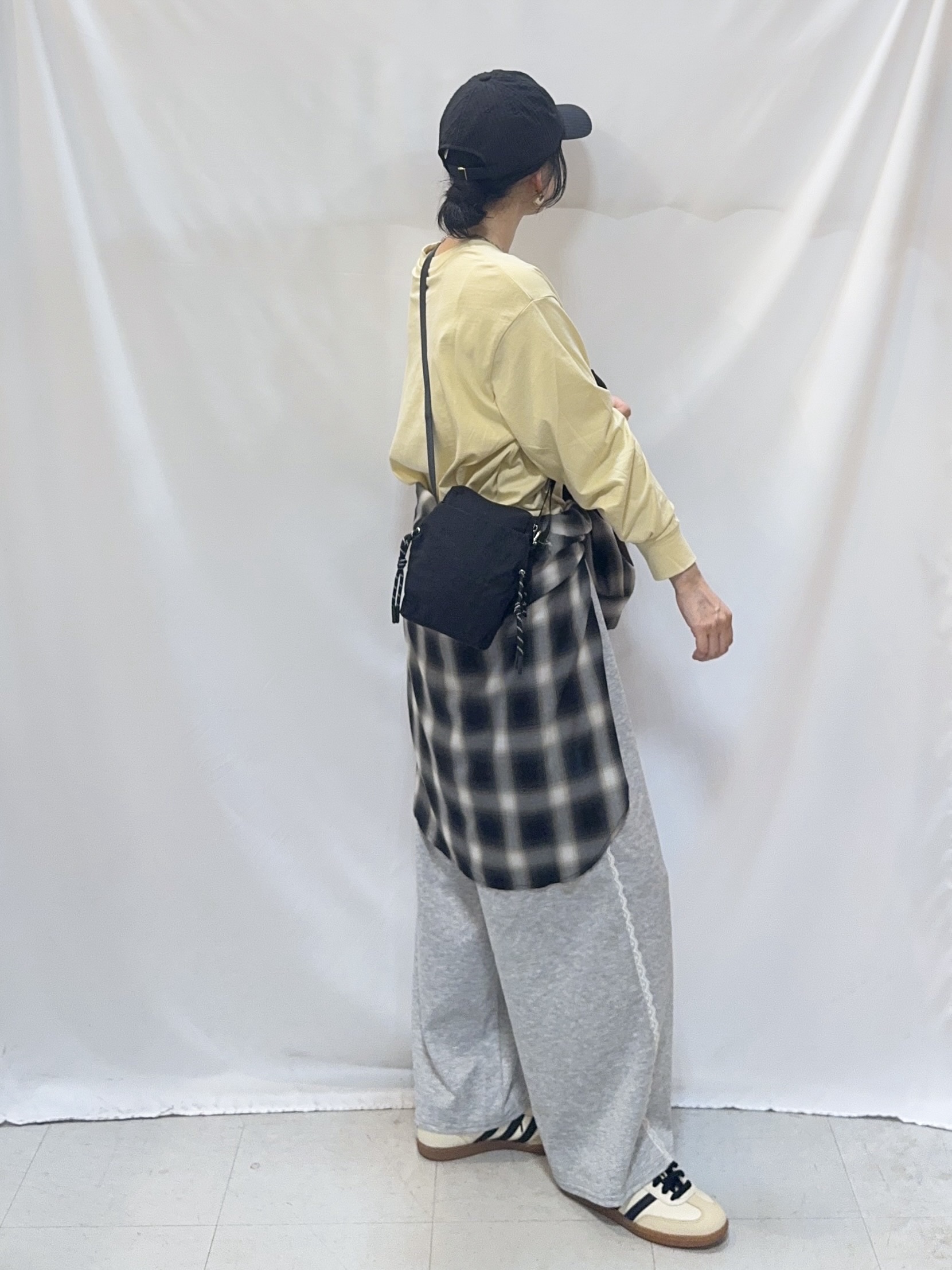 𝐇𝐢𝐫𝐨𝐦𝐢さんの「SHOO･LA･RUE｜【セットアップ可/洗濯機可】軽やかに羽織れる スポンディッシュ ニットカーディガン」を使ったコーディネート