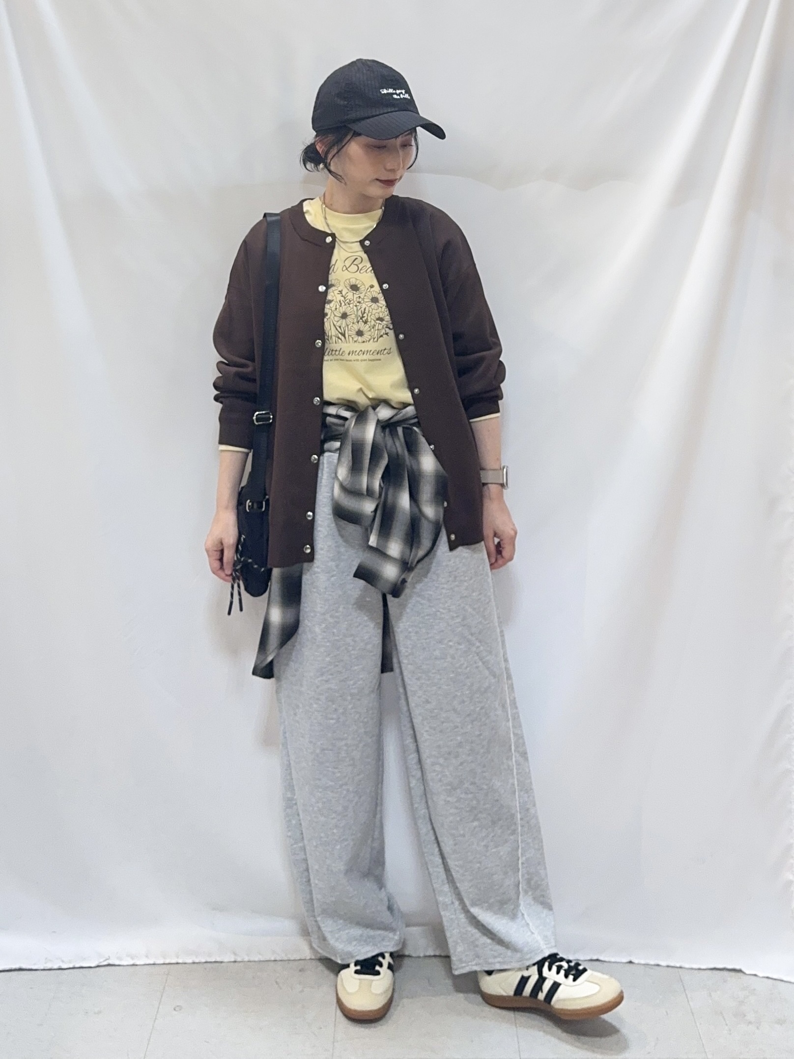 𝐇𝐢𝐫𝐨𝐦𝐢さんの「SHOO･LA･RUE｜【セットアップ可/洗濯機可】軽やかに羽織れる スポンディッシュ ニットカーディガン」を使ったコーディネート
