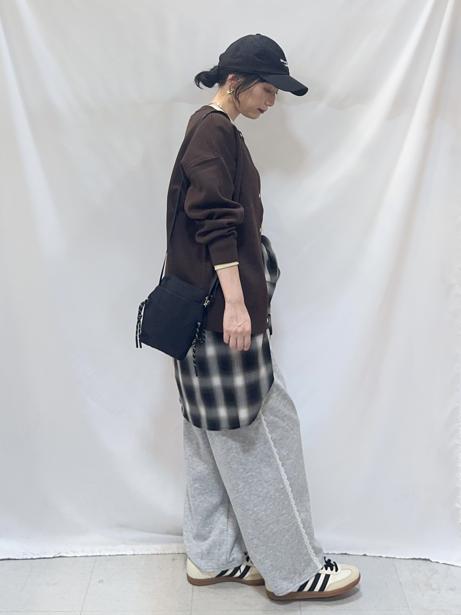 𝐇𝐢𝐫𝐨𝐦𝐢さんの「SHOO･LA･RUE｜【セットアップ可/洗濯機可】軽やかに羽織れる スポンディッシュ ニットカーディガン」を使ったコーディネート