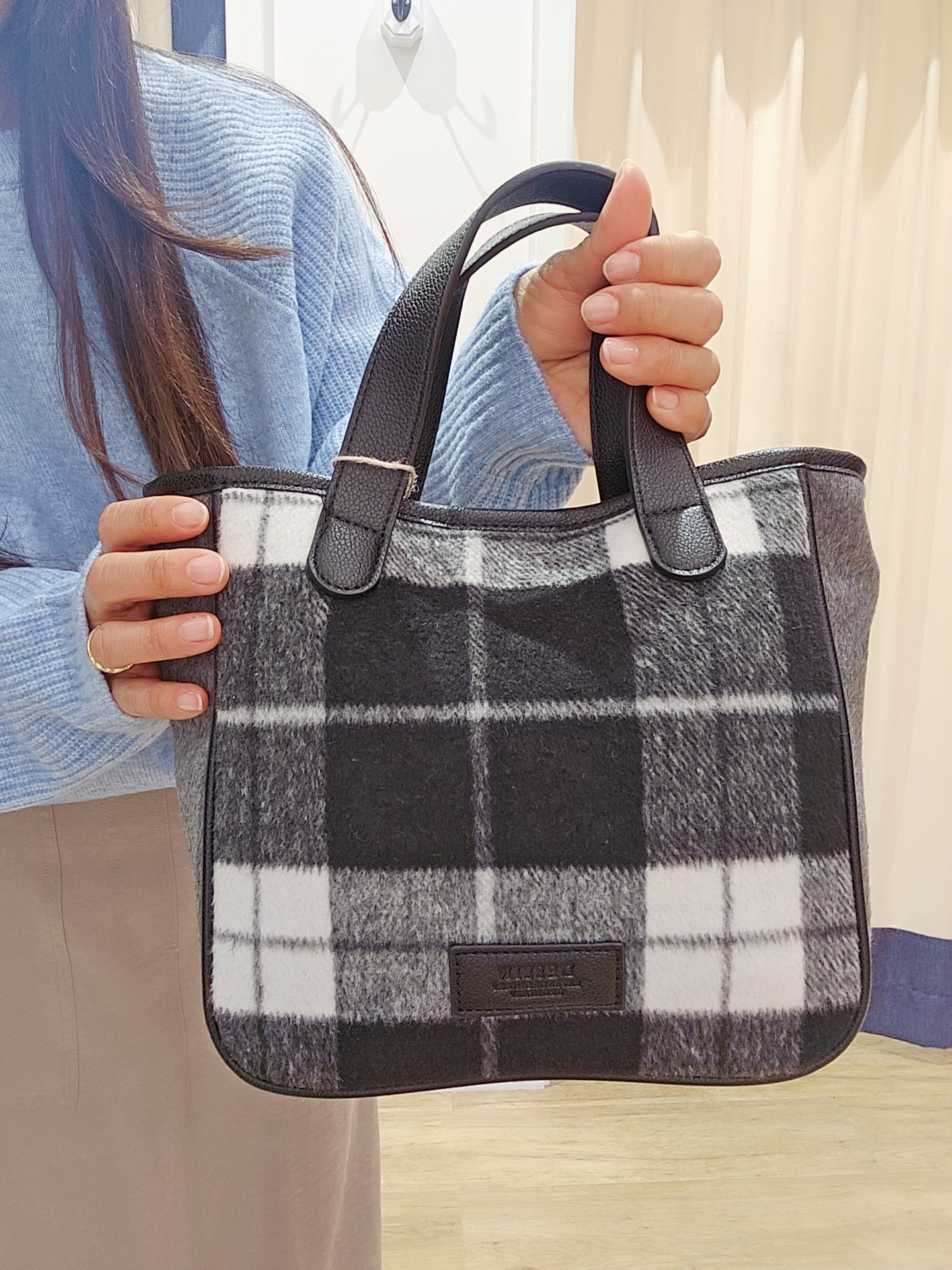 穂積佐紀さんの「Dessin｜【洗える】スエードライクスカート」を使ったコーディネート