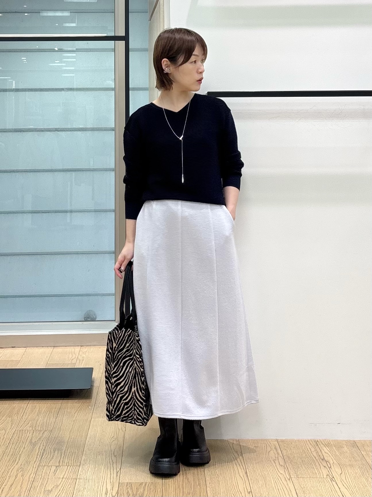 asamiさんの「INDIVI｜【ウール混／体型カバー】ラメガーター編み Vネックニット」を使ったコーディネート