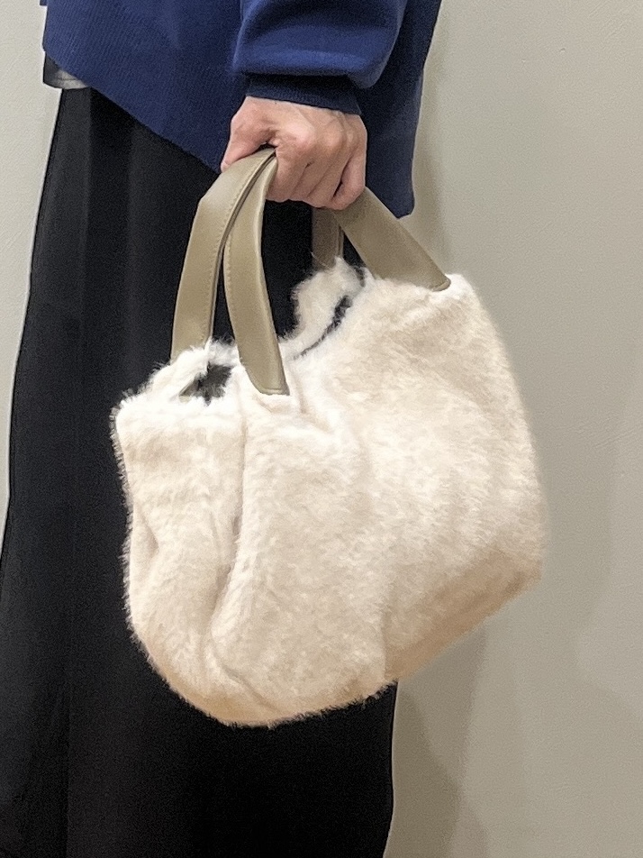 まつみさんの「SHOO･LA･RUE｜【毛玉になりにくい/S-LL/洗濯機可/体型カバー】Vネックゆったりカーディガン」を使ったコーディネート