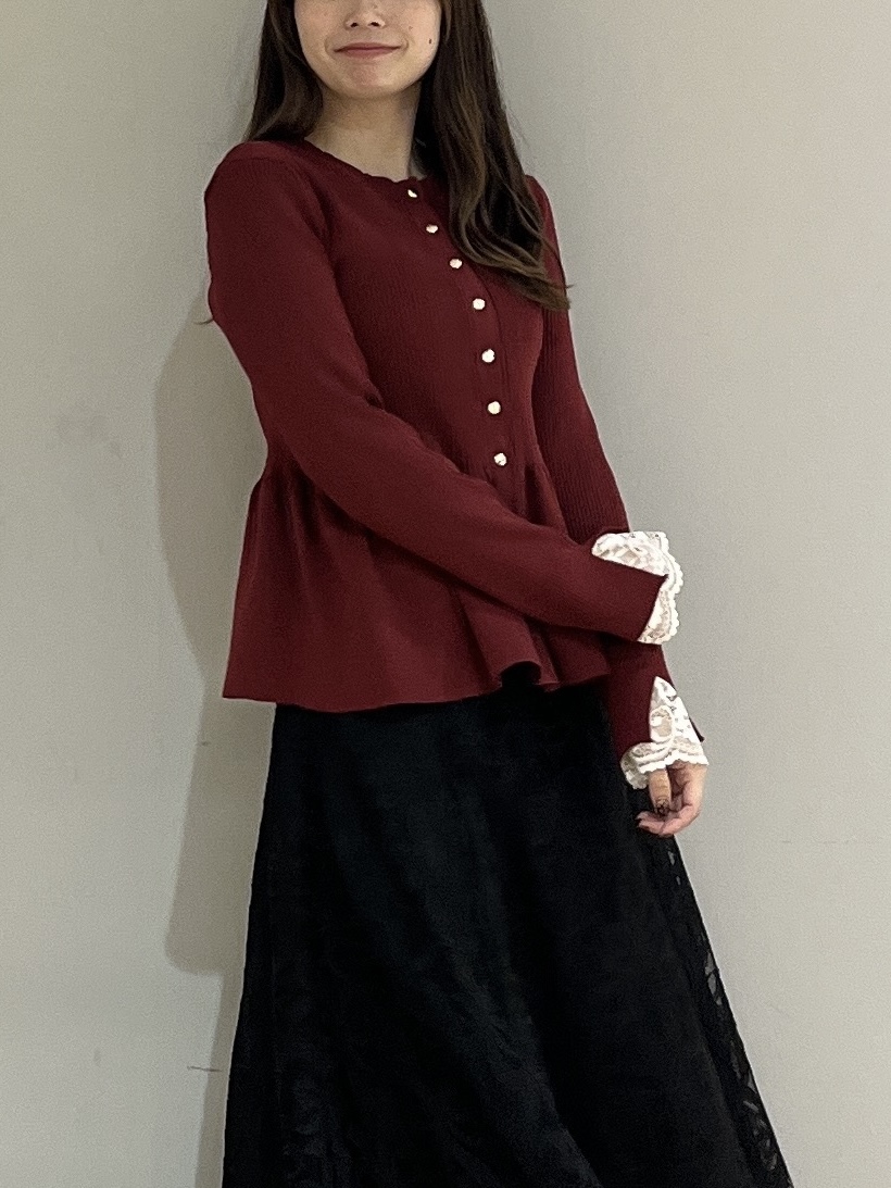 Saekoさんの「Couture brooch｜【上品見えの袖レース】ペプラム カーディガン」を使ったコーディネート