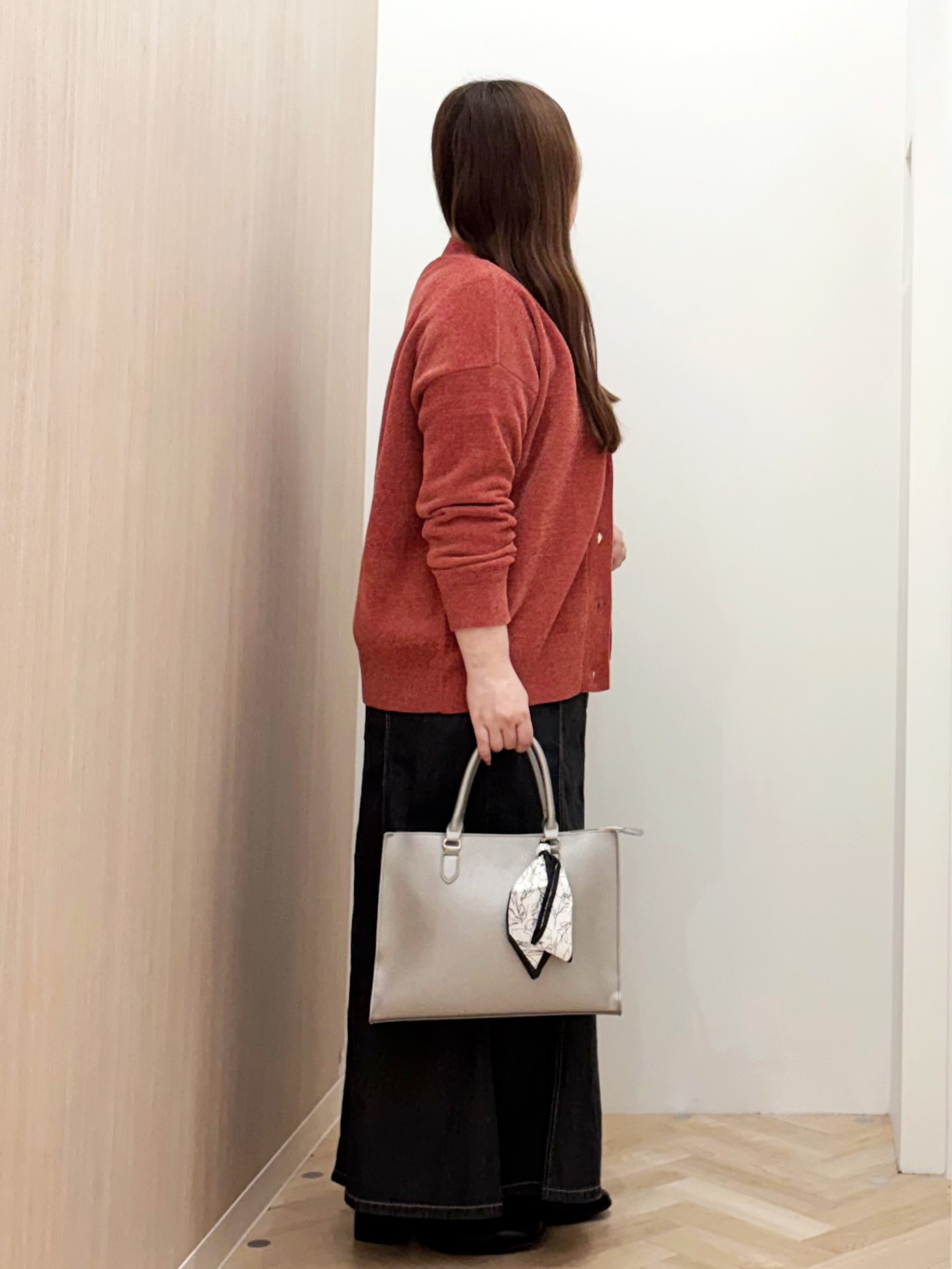 akariさんの「grove｜【ベロアのような艶感を纏う】上品Vネックカーディガン」を使ったコーディネート