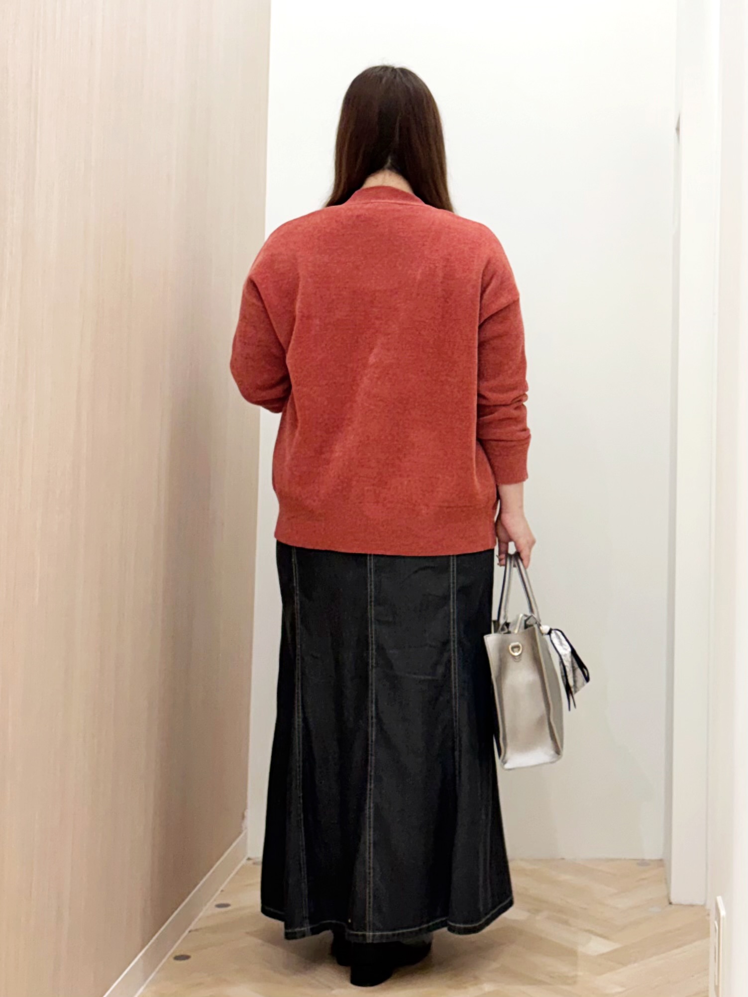 akariさんの「grove｜【ベロアのような艶感を纏う】上品Vネックカーディガン」を使ったコーディネート