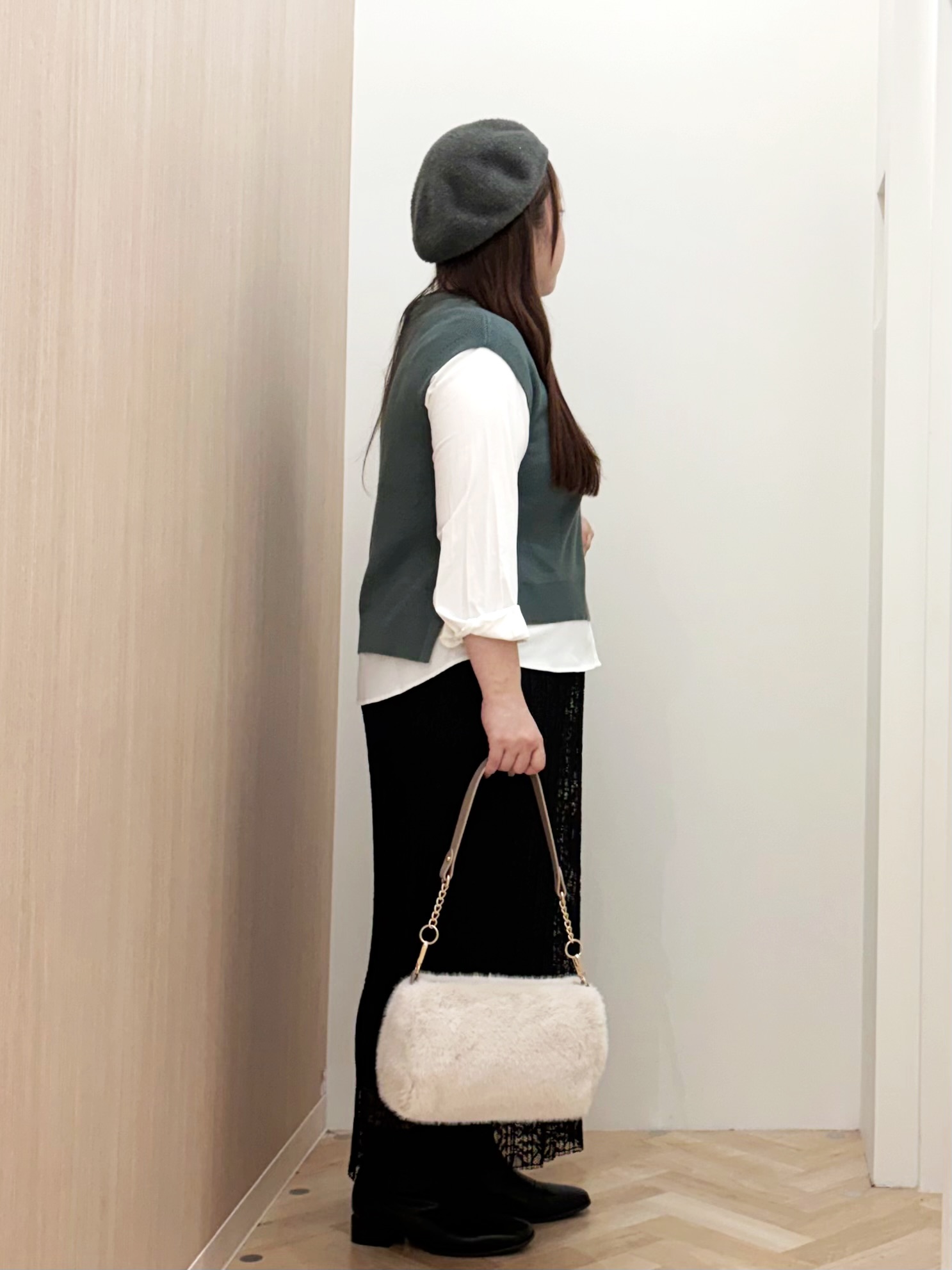 akariさんの「grove｜【2点セット/時短・着回し】着るだけでコーデが完成 ニットベスト&times;シャツ」を使ったコーディネート