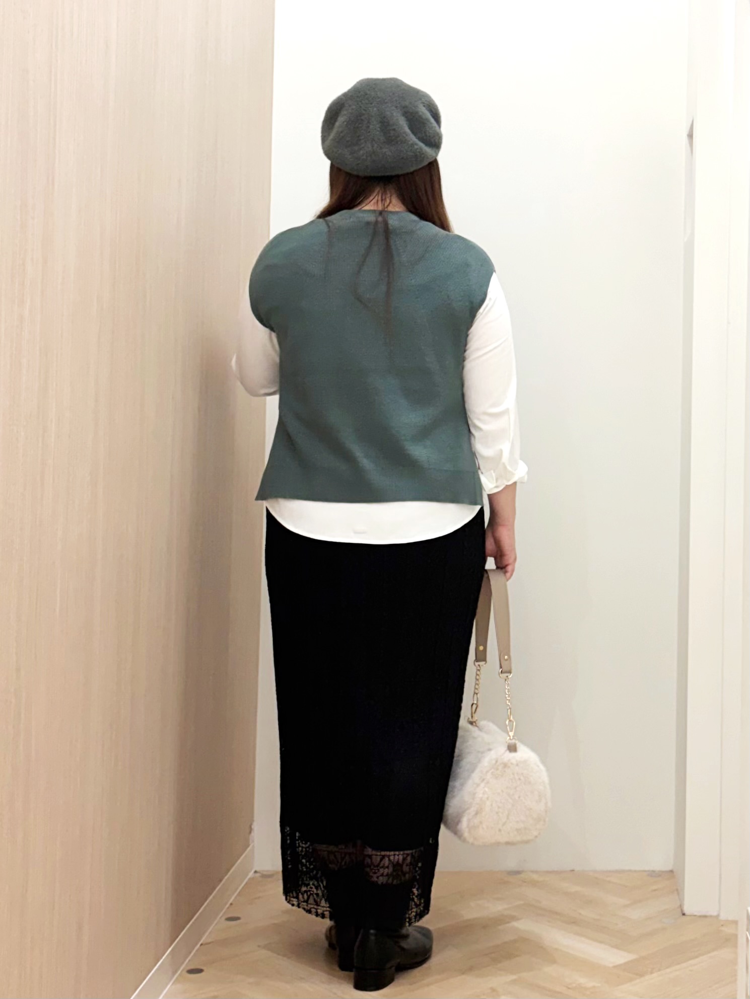 akariさんの「grove｜【2点セット/時短・着回し】着るだけでコーデが完成 ニットベスト&times;シャツ」を使ったコーディネート