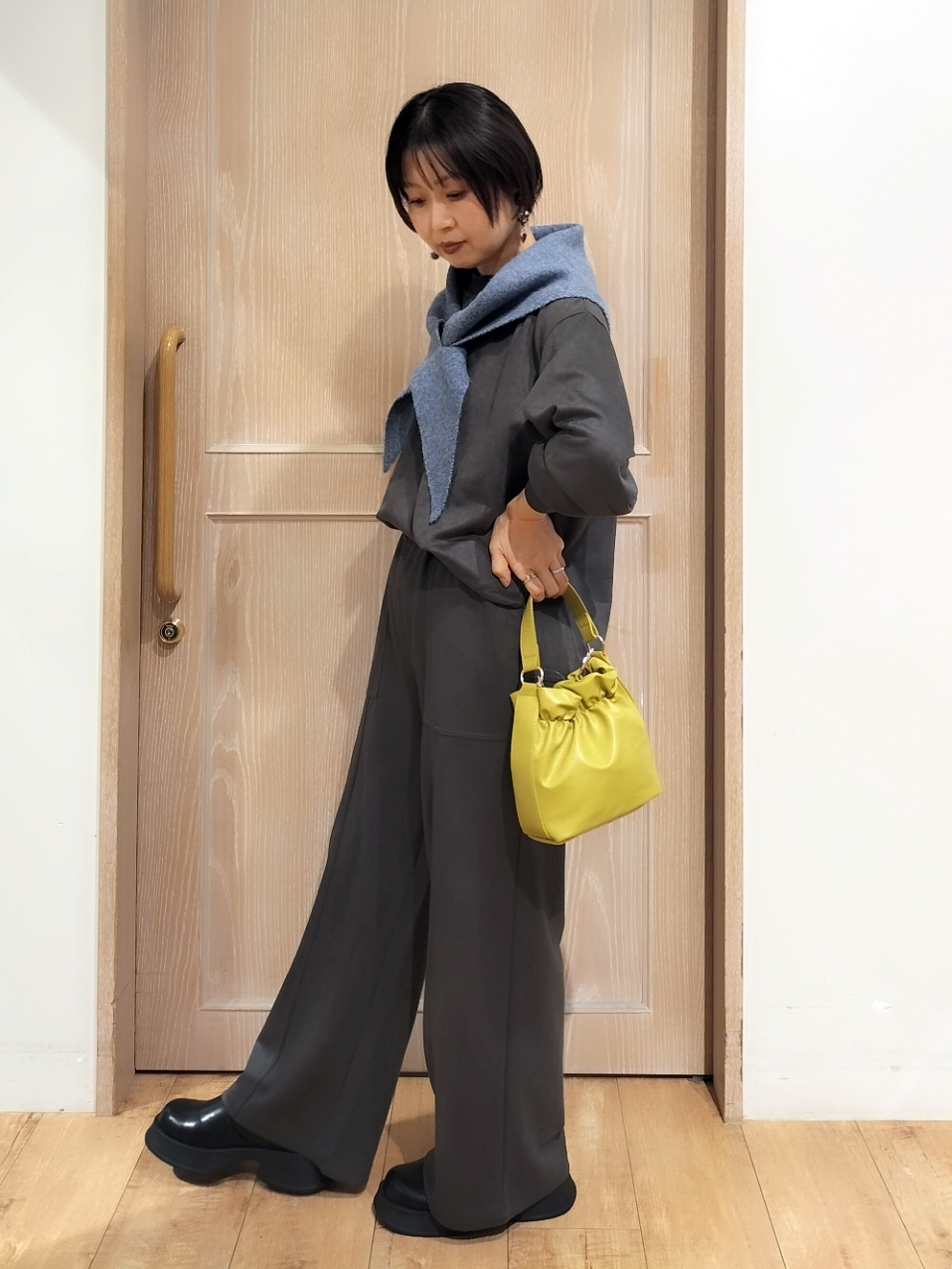 YUKIさんの「SHOO･LA･RUE｜【S-LL/体型カバー/セットアップ可】インせず着られる やわらか スエード調トップス」を使ったコーディネート