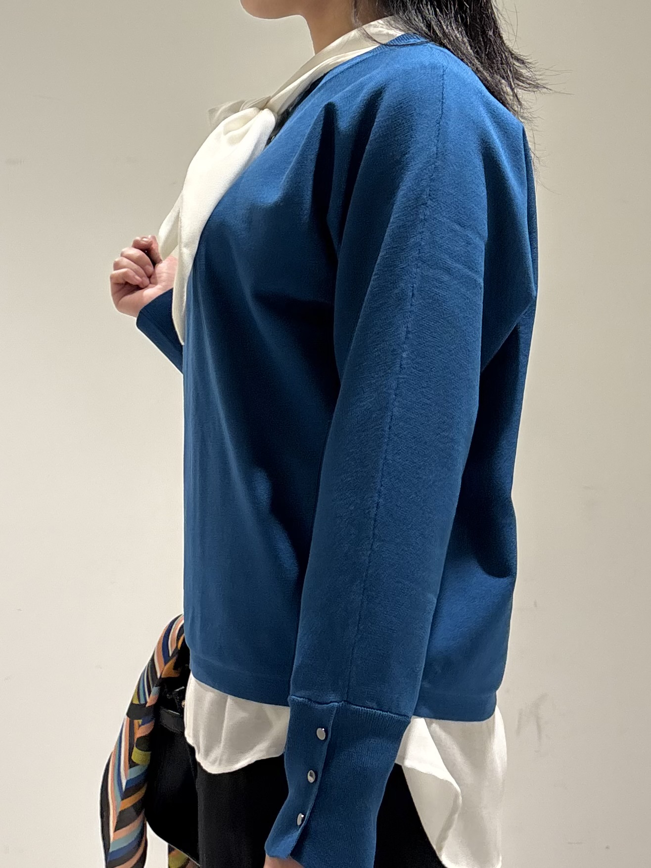 momokoさんの「INDIVI｜【選べる6色／ストレッチ◎】きれいめドルマンスリーブニット」を使ったコーディネート