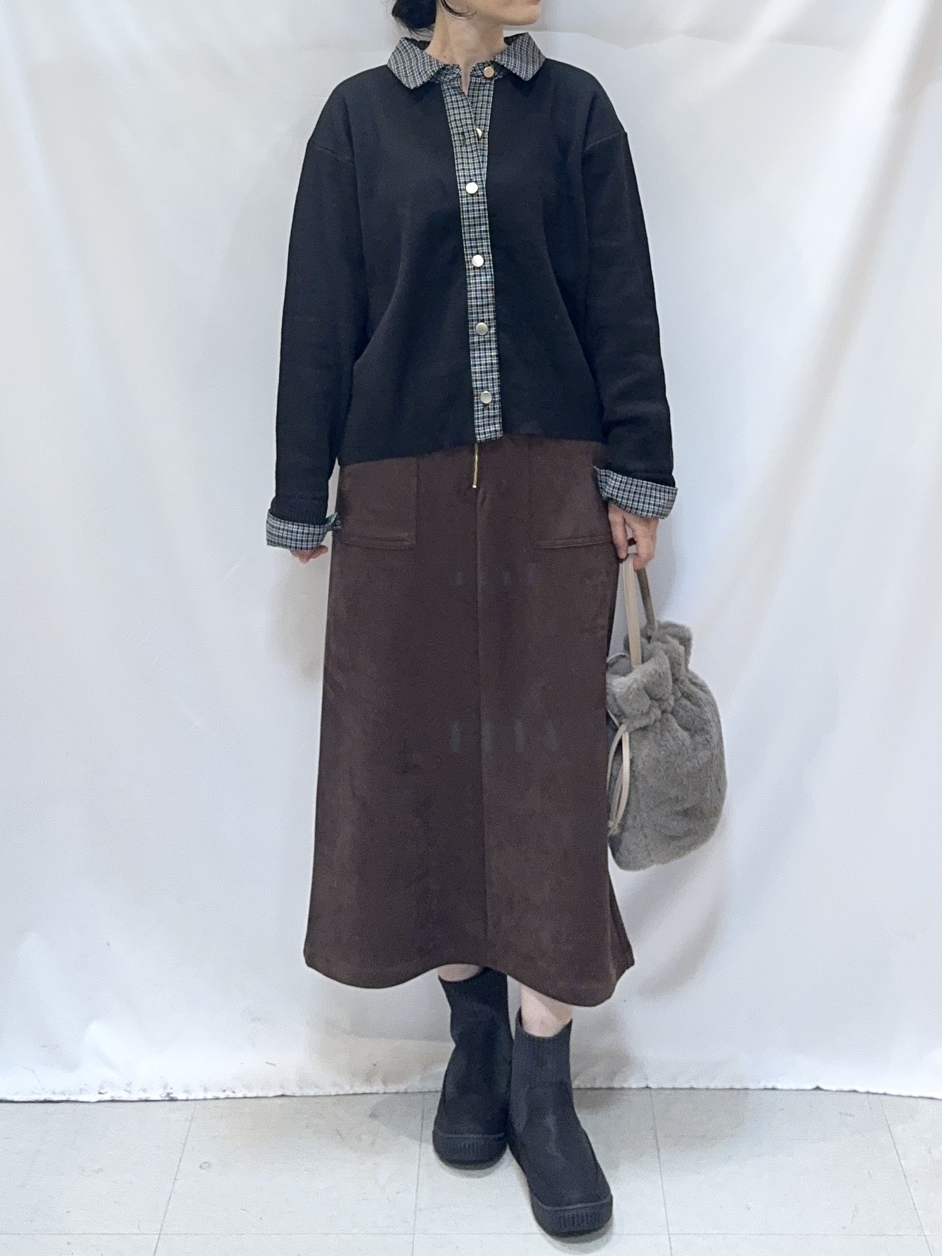 𝐇𝐢𝐫𝐨𝐦𝐢さんの「SHOO･LA･RUE｜【S-LL/洗濯機可】デニム／チェック切替でこなれ見え 金ボタンニットカーディガン」を使ったコーディネート