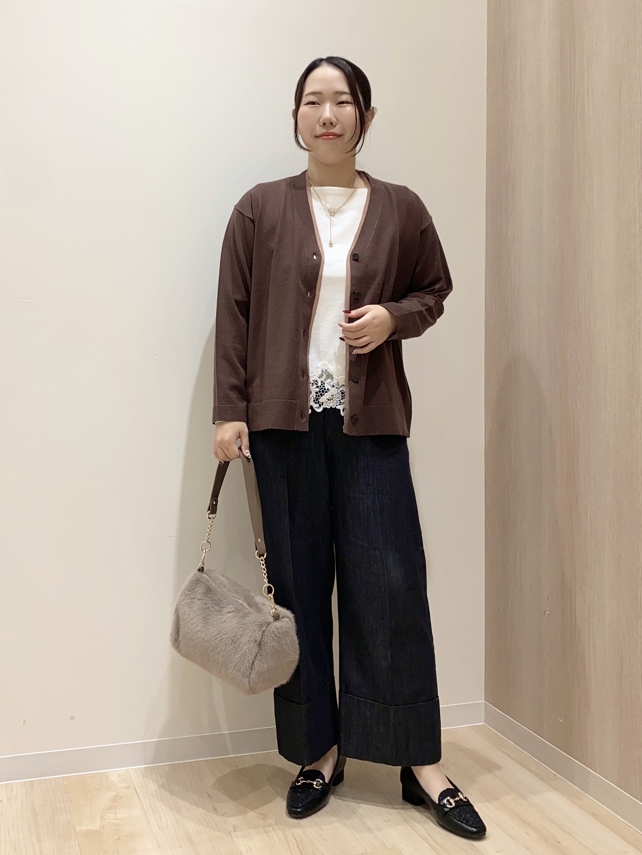 HANAさんの「grove｜【毛玉軽減・2タイプから着丈選べる】キレイが続く Vネックカーディガン」を使ったコーディネート