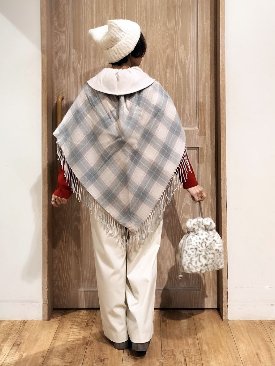 YUKIさんの「SHOO･LA･RUE｜【リバーシブル】チェック&times;無地ケープ」を使ったコーディネート