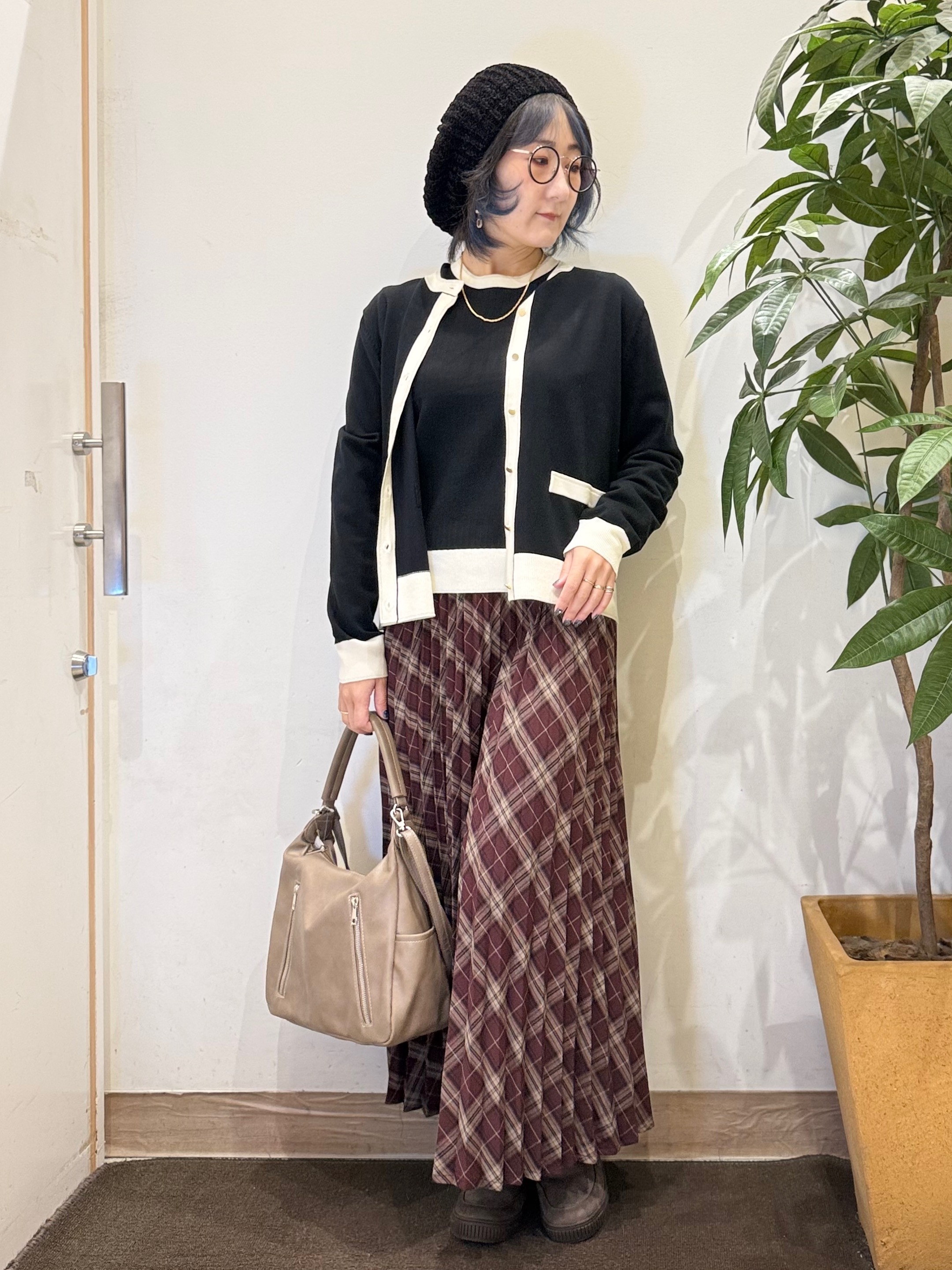 misakiさんの「SHOO･LA･RUE｜【S-LL/洗濯機可】配色使いが目を惹く クルーネックニットカーディガン」を使ったコーディネート