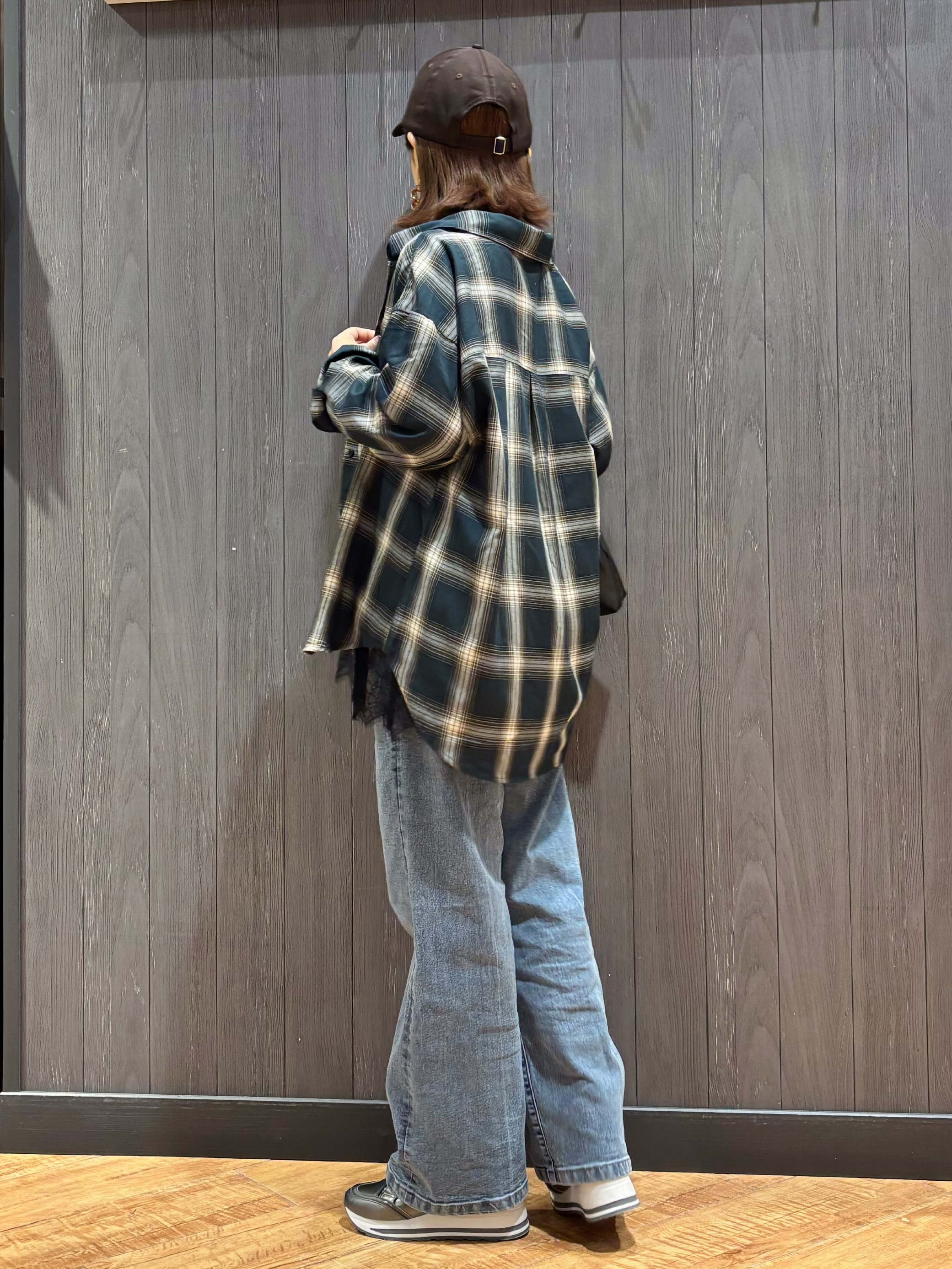 meiさんの「SHOO･LA･RUE｜【洗濯後しわになりにくい/S-LL】気分で選ぶ 大人のデイリー使いに ベーシックシャツ」を使ったコーディネート
