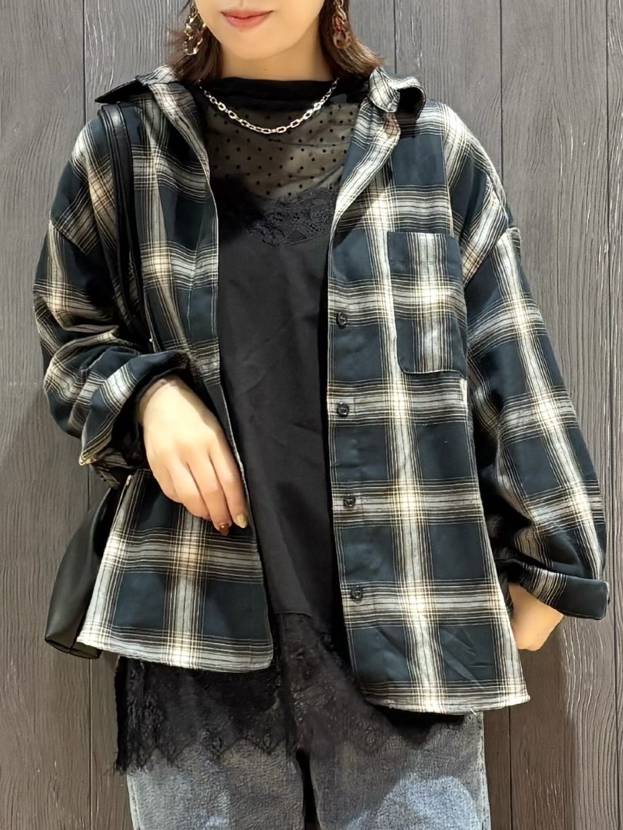 meiさんの「SHOO･LA･RUE｜【洗濯後しわになりにくい/S-LL】気分で選ぶ 大人のデイリー使いに ベーシックシャツ」を使ったコーディネート
