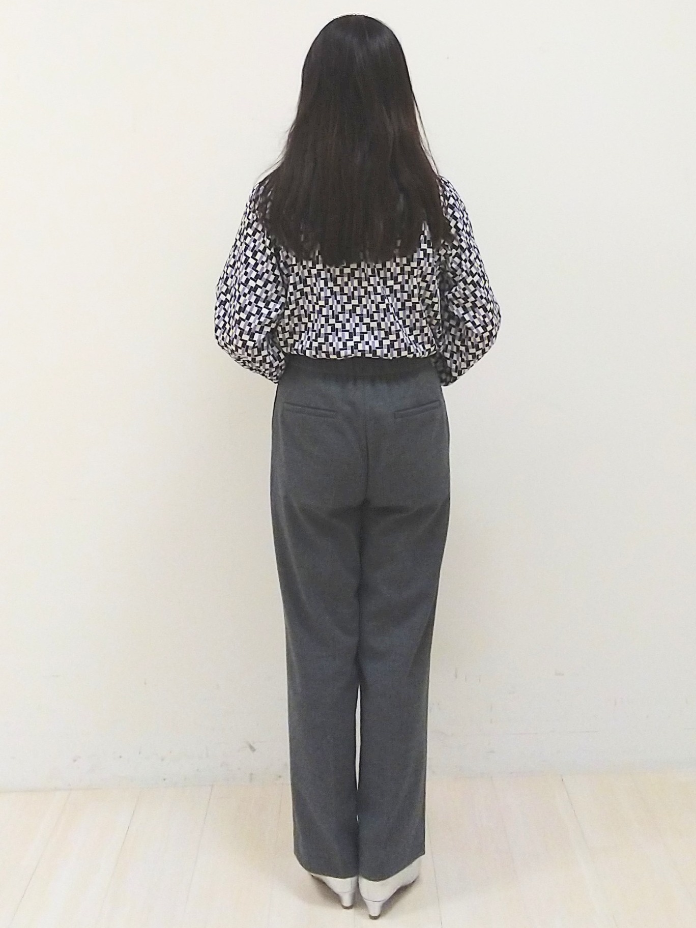 SANAさんの「Reflect｜【SS-4Lサイズ／セットアップ】幾何柄プリント ボウタイデザインブラウス」を使ったコーディネート