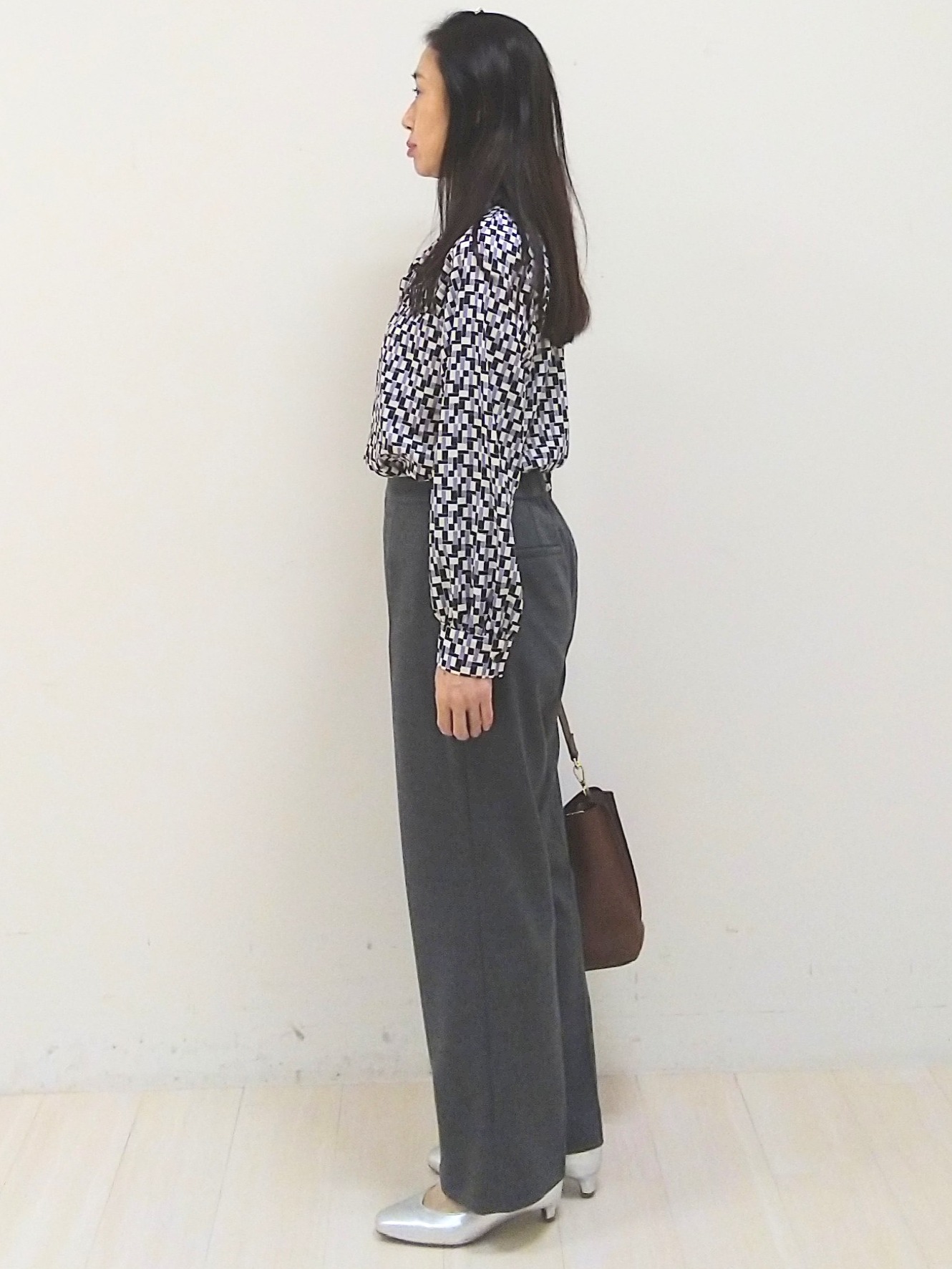 SANAさんの「Reflect｜【SS-4Lサイズ／セットアップ】幾何柄プリント ボウタイデザインブラウス」を使ったコーディネート