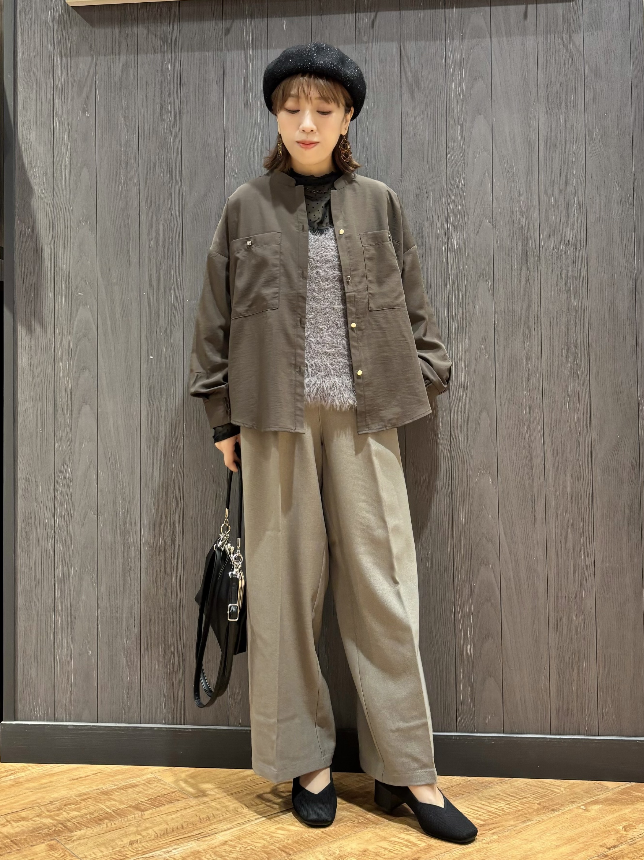 meiさんの「SHOO･LA･RUE｜【洗濯後しわになりにくい/S-LL】こなれ見え ゆるっと キーネック金ボタンポケットシャツ」を使ったコーディネート