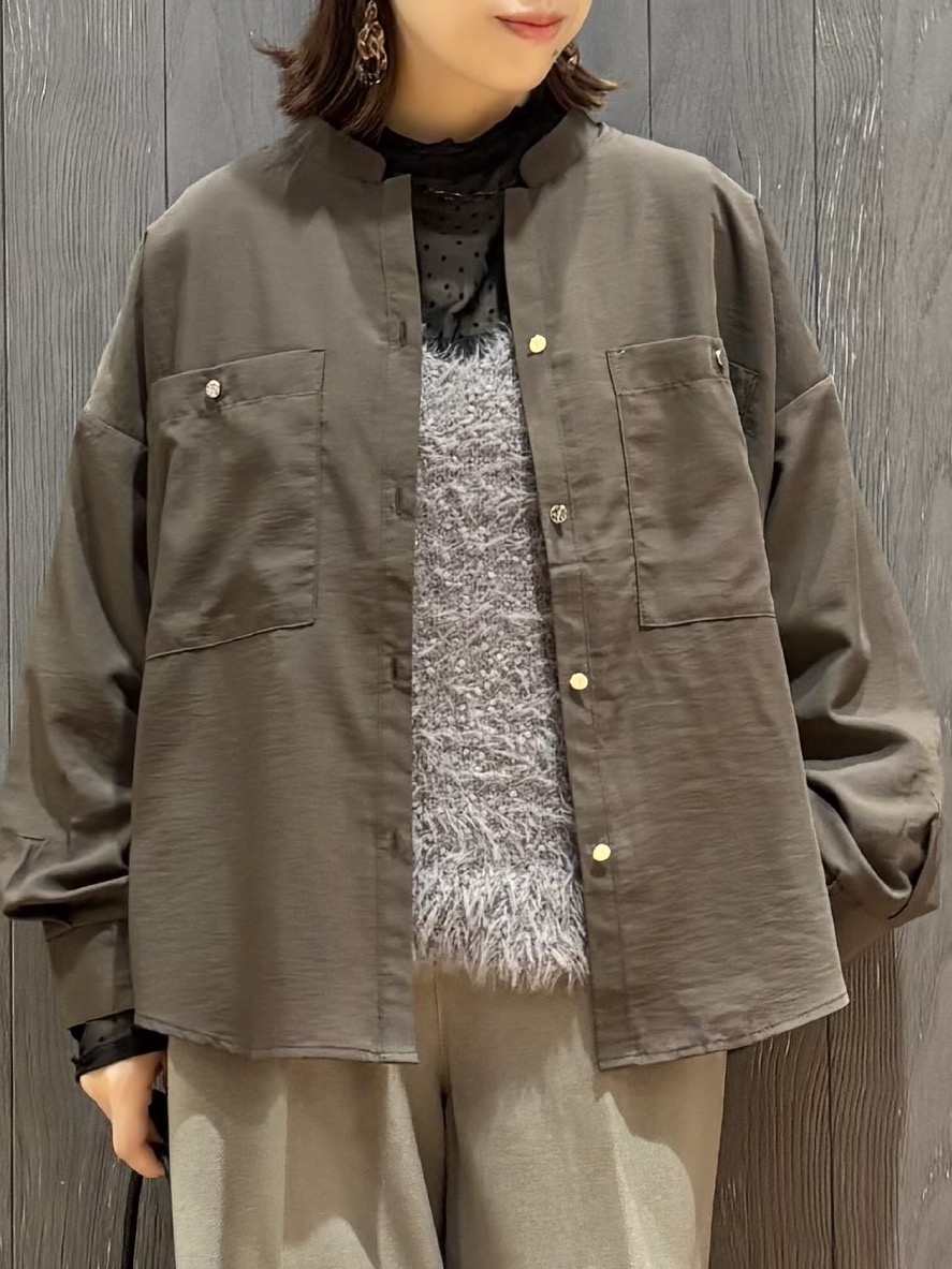 meiさんの「SHOO･LA･RUE｜【洗濯後しわになりにくい/S-LL】こなれ見え ゆるっと キーネック金ボタンポケットシャツ」を使ったコーディネート