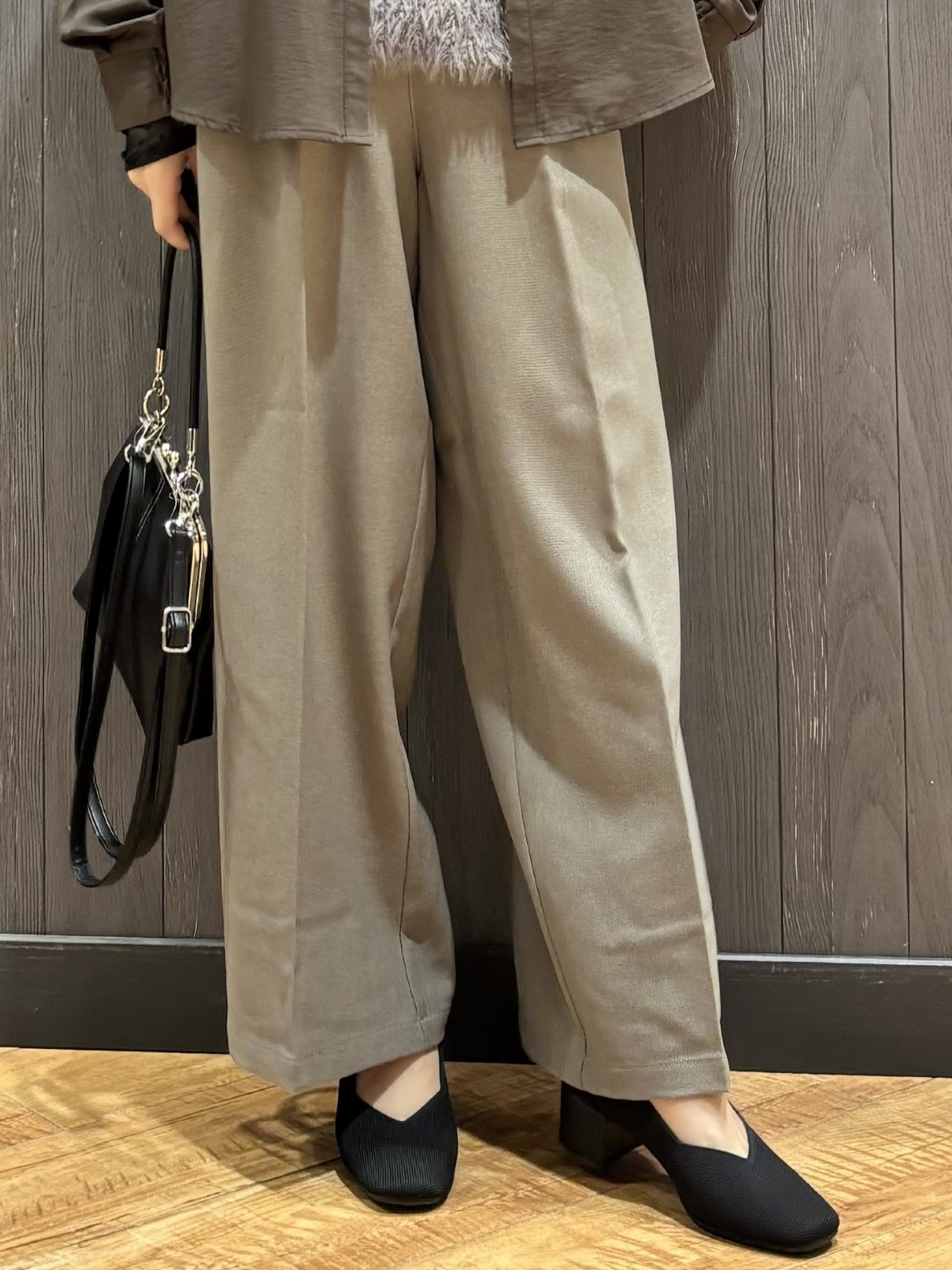 meiさんの「SHOO･LA･RUE｜【洗濯後しわになりにくい/S-LL】こなれ見え ゆるっと キーネック金ボタンポケットシャツ」を使ったコーディネート