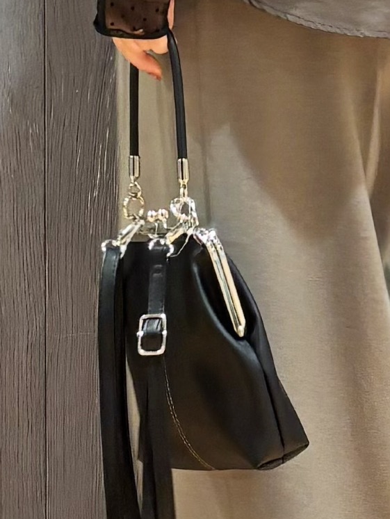 meiさんの「SHOO･LA･RUE｜【洗濯後しわになりにくい/S-LL】こなれ見え ゆるっと キーネック金ボタンポケットシャツ」を使ったコーディネート