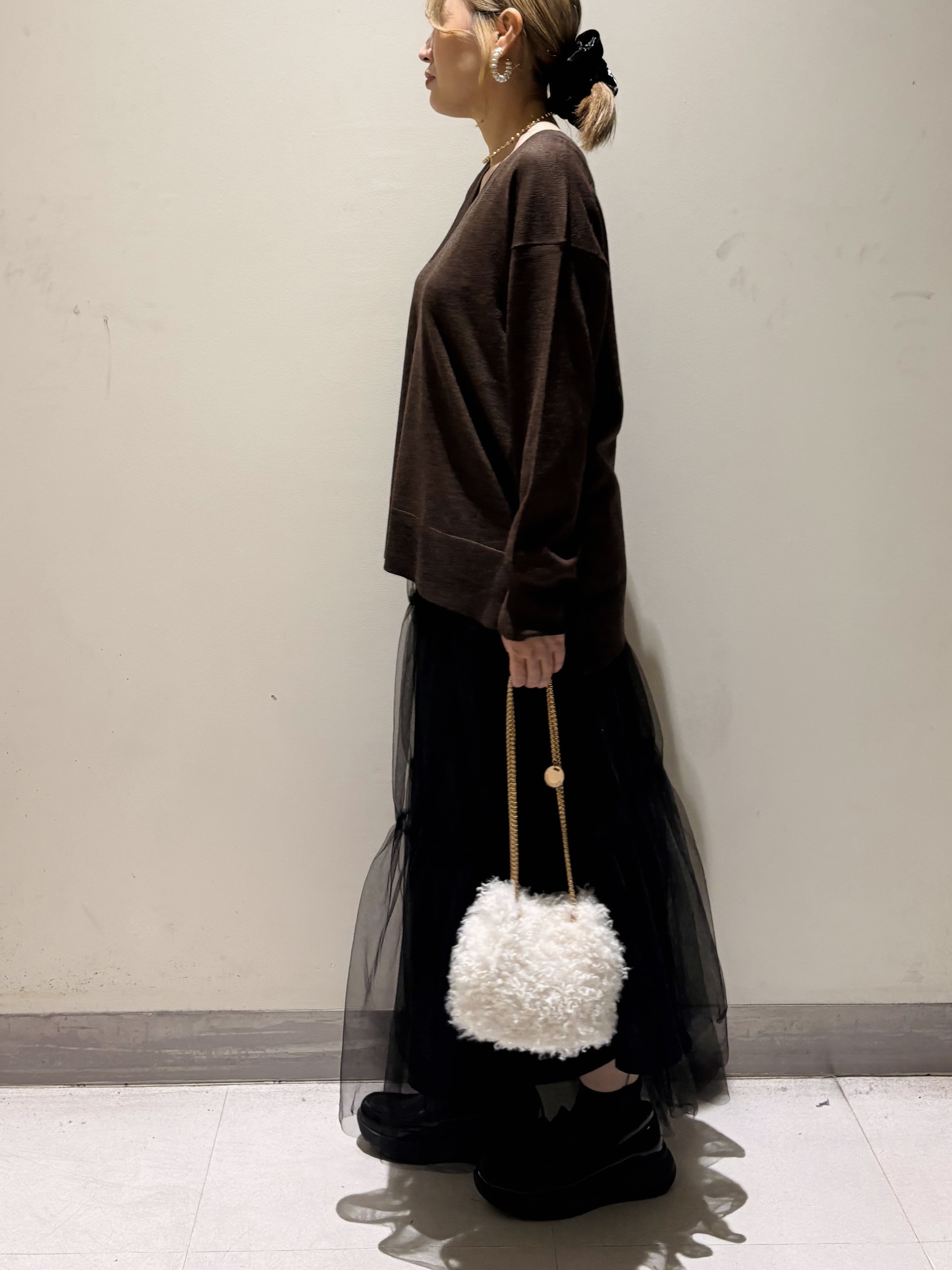 みきちぃさんの「OPAQUE.CLIP｜『THE』名品リラクシーVネックニット【洗濯機OK】」を使ったコーディネート