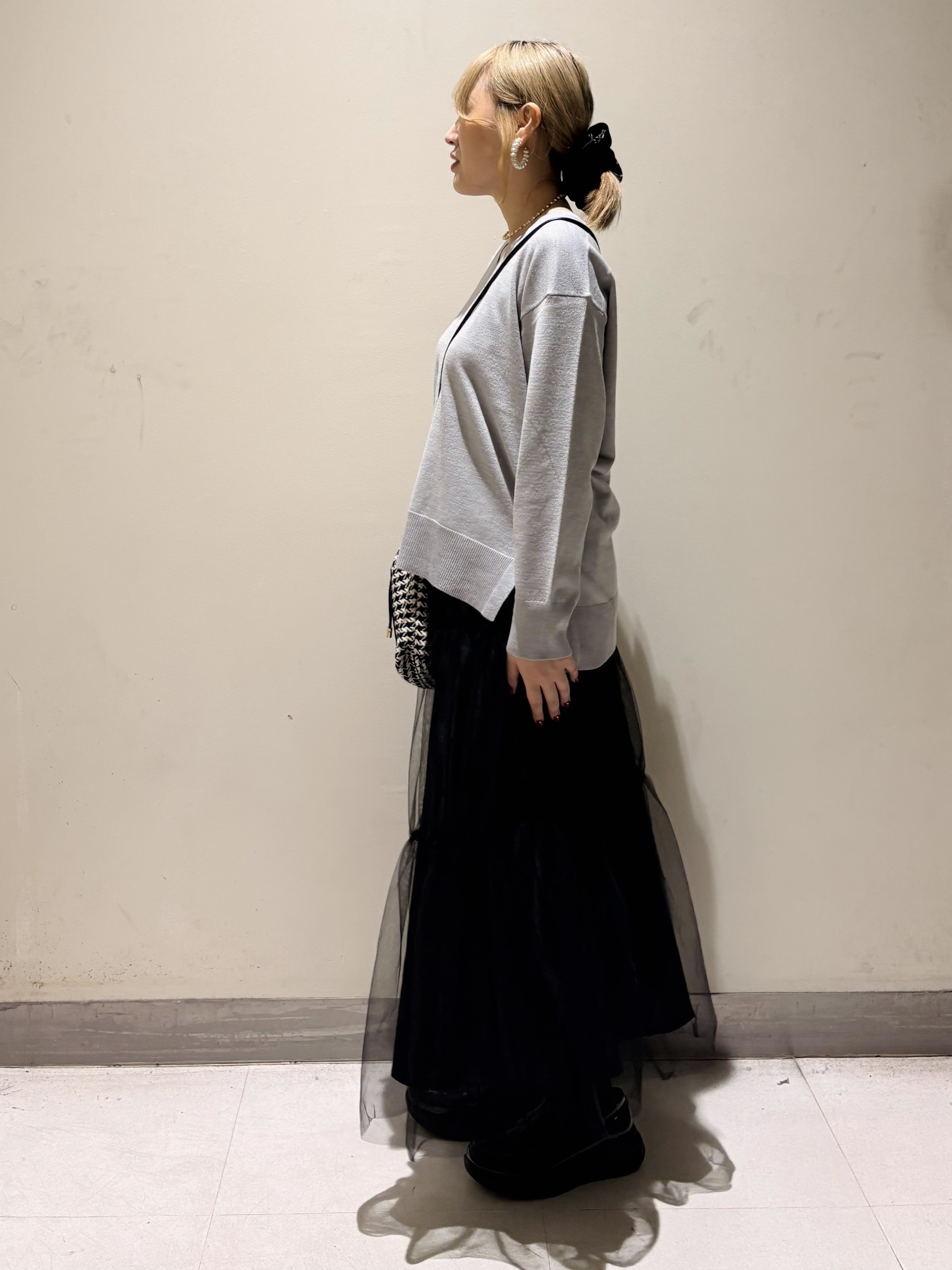 みきちぃさんの「OPAQUE.CLIP｜『THE』名品リラクシーVネックニット【洗濯機OK】」を使ったコーディネート