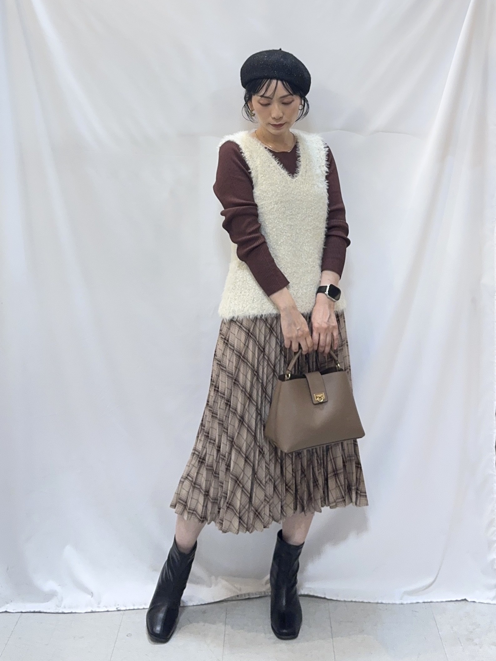 𝐇𝐢𝐫𝐨𝐦𝐢さんの「SHOO･LA･RUE｜【洗濯機可】重ねるだけで華やかに。ポンポンシャギーベスト」を使ったコーディネート